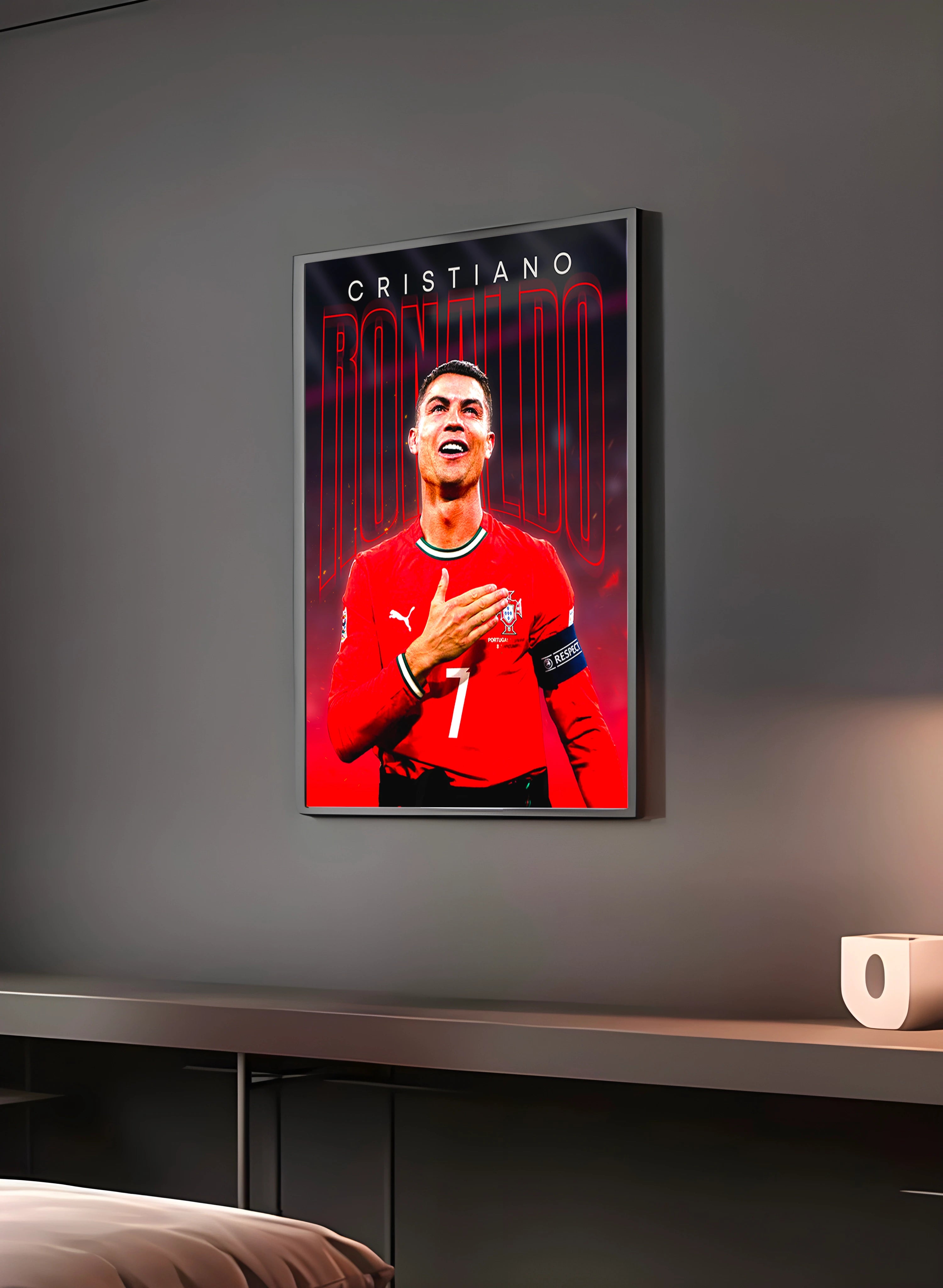 Poster "CRISTIANO RONALDO" en perspective 3/4 – dans un cadre, ambiance déco, ton rouge