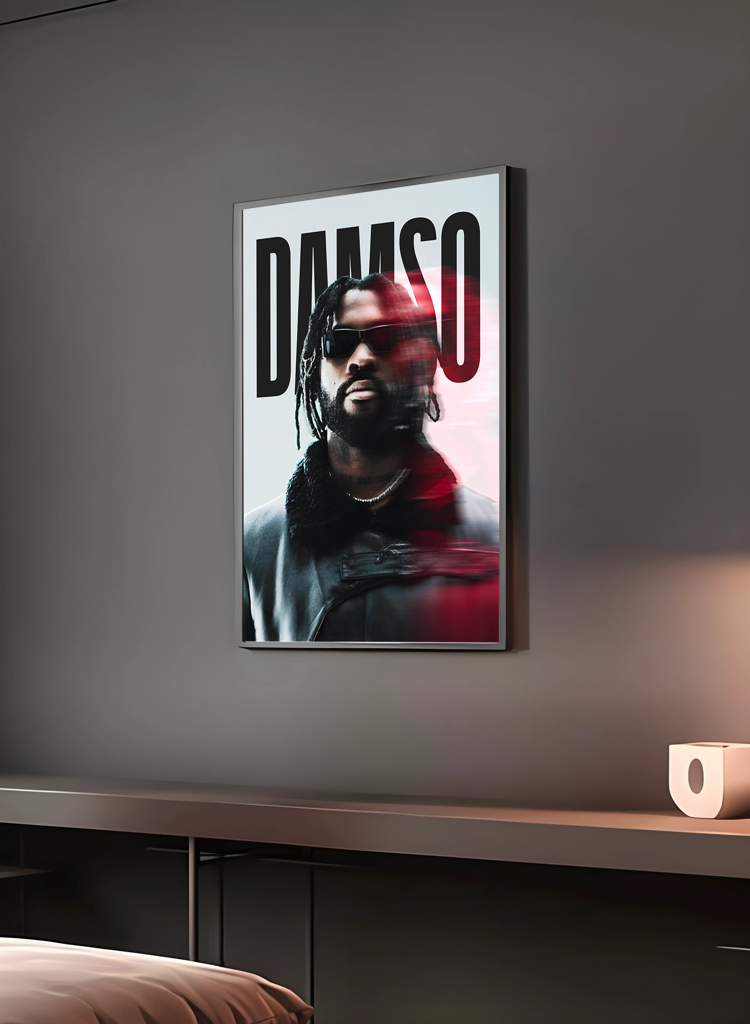 Poster "DAMSO" en perspective 3/4 – dans un cadre, ambiance déco, ton rouge
