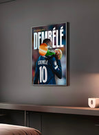 Poster "OUSMANE DEMBÉLÉ" en perspective 3/4 – dans un cadre, ambiance déco, ton bleu, blanc et or
