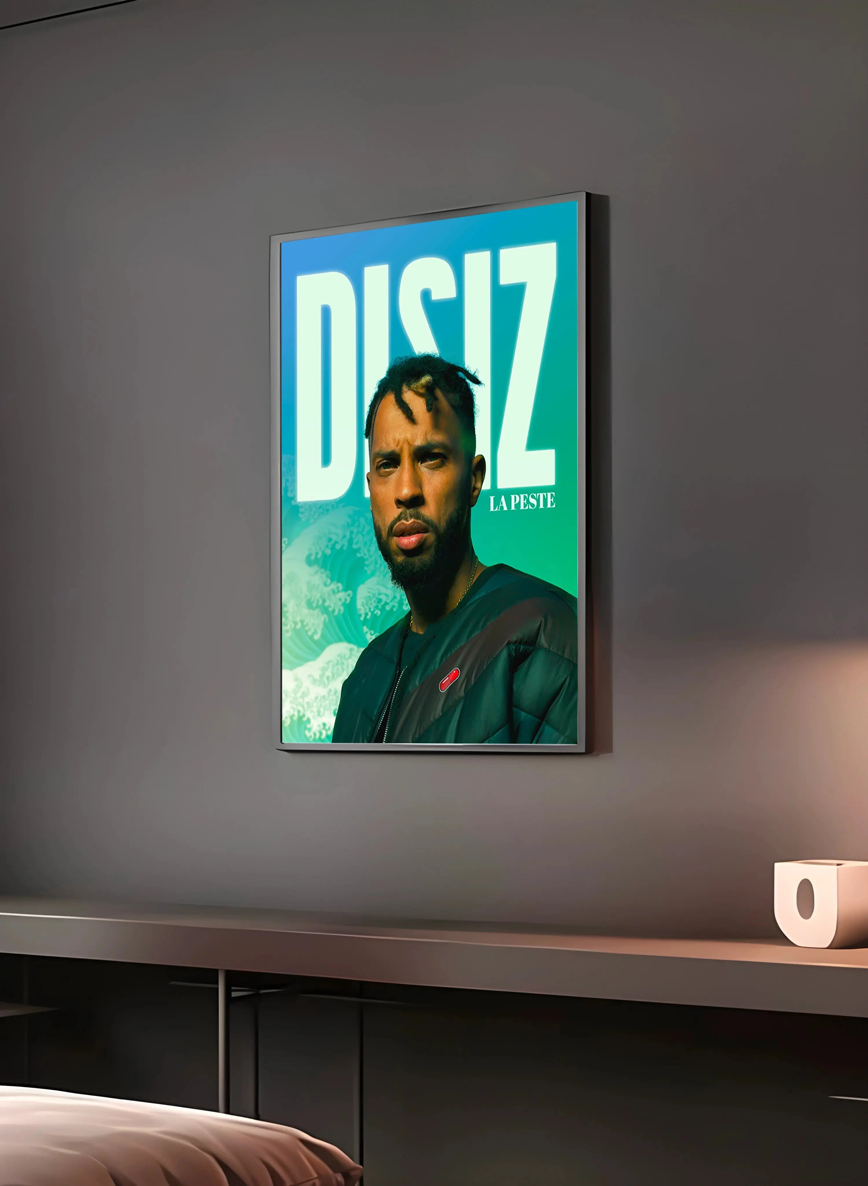 Poster "DISIZ" en perspective 3/4 – dans un cadre, ambiance déco, ton turquoise