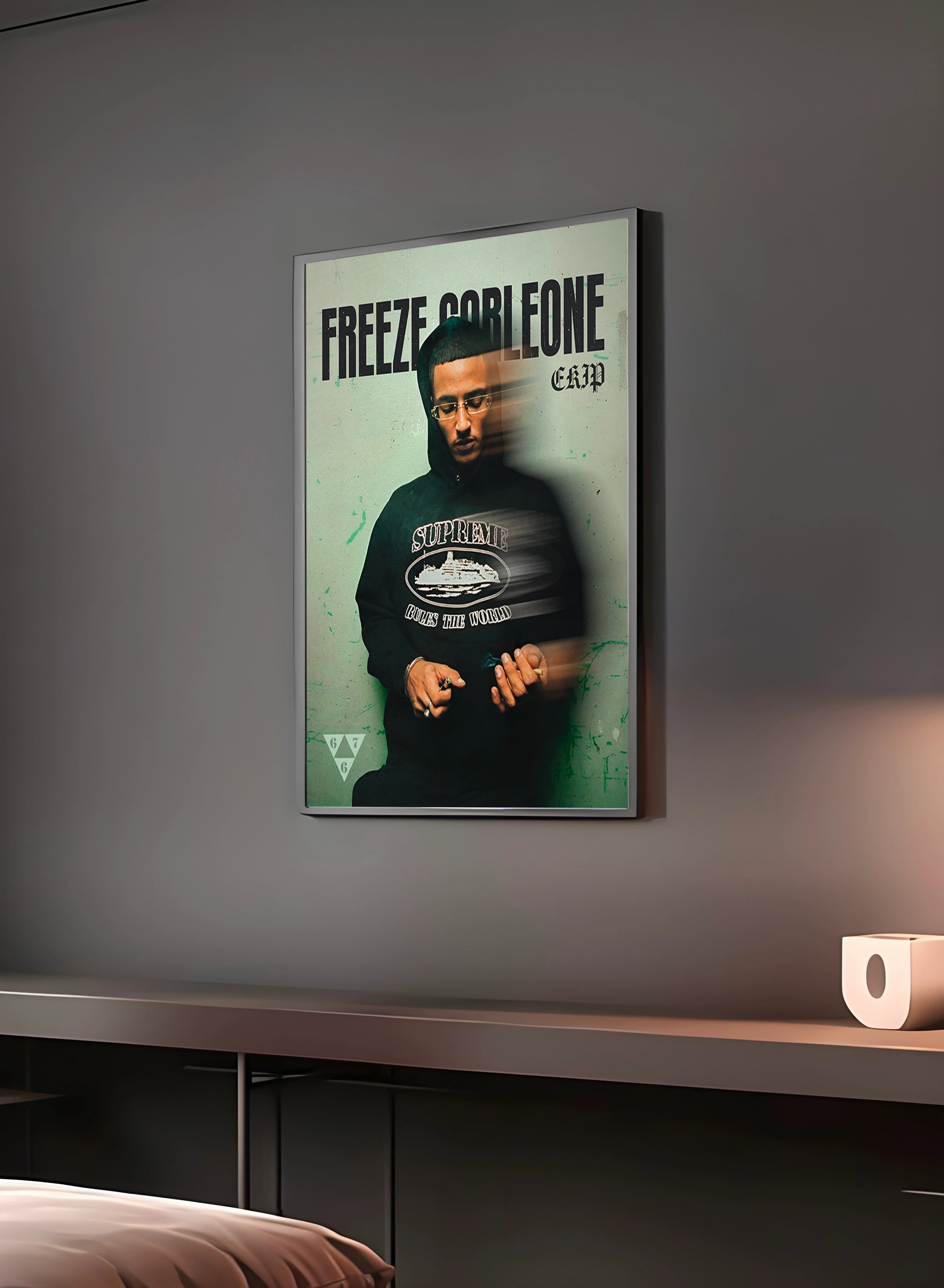 Poster "FREEZE CORLEONE" en perspective 3/4 – dans un cadre, ambiance déco, ton vert