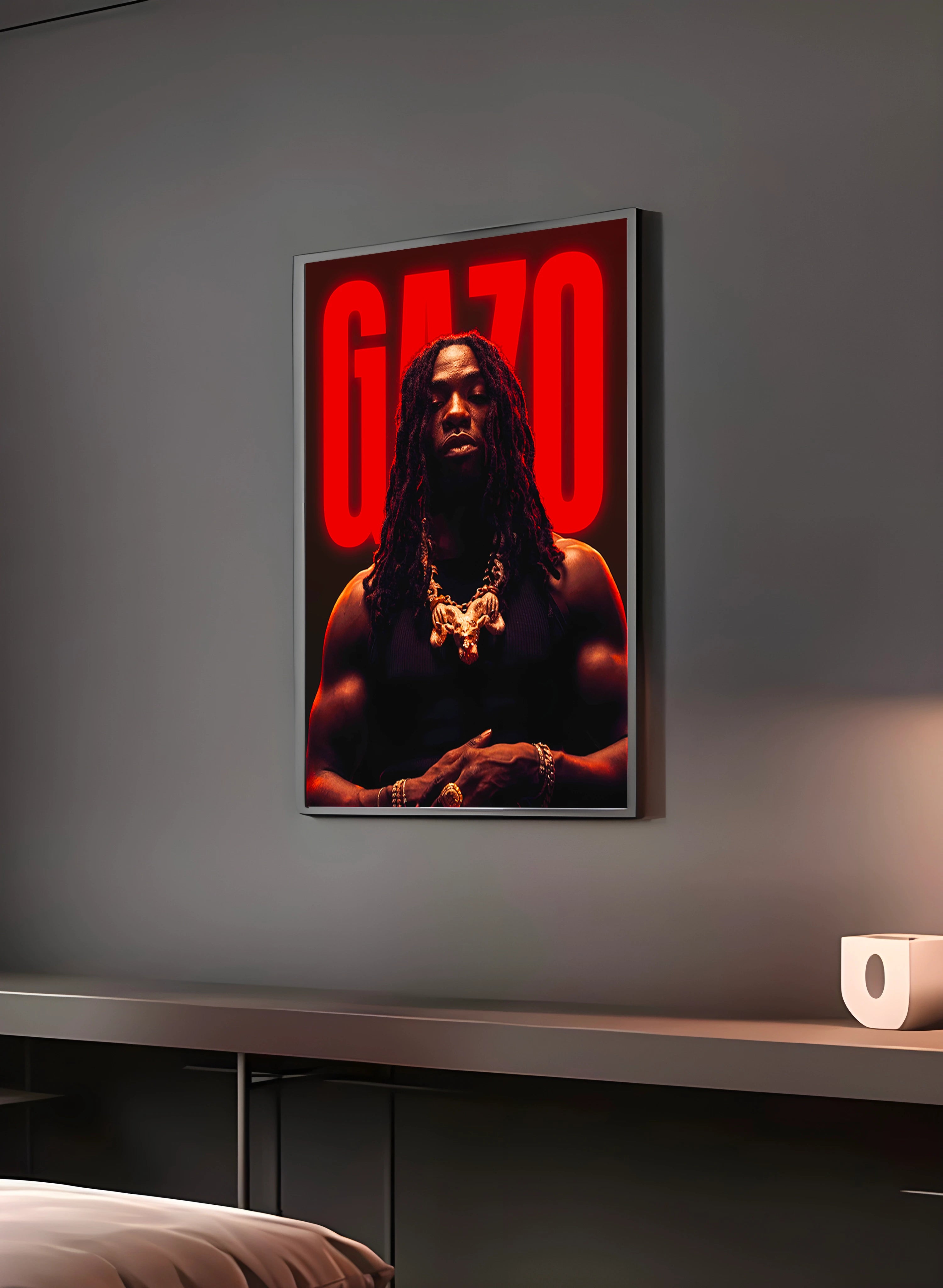Poster "GAZO" en perspective 3/4 – dans un cadre, ambiance déco, ton rouge