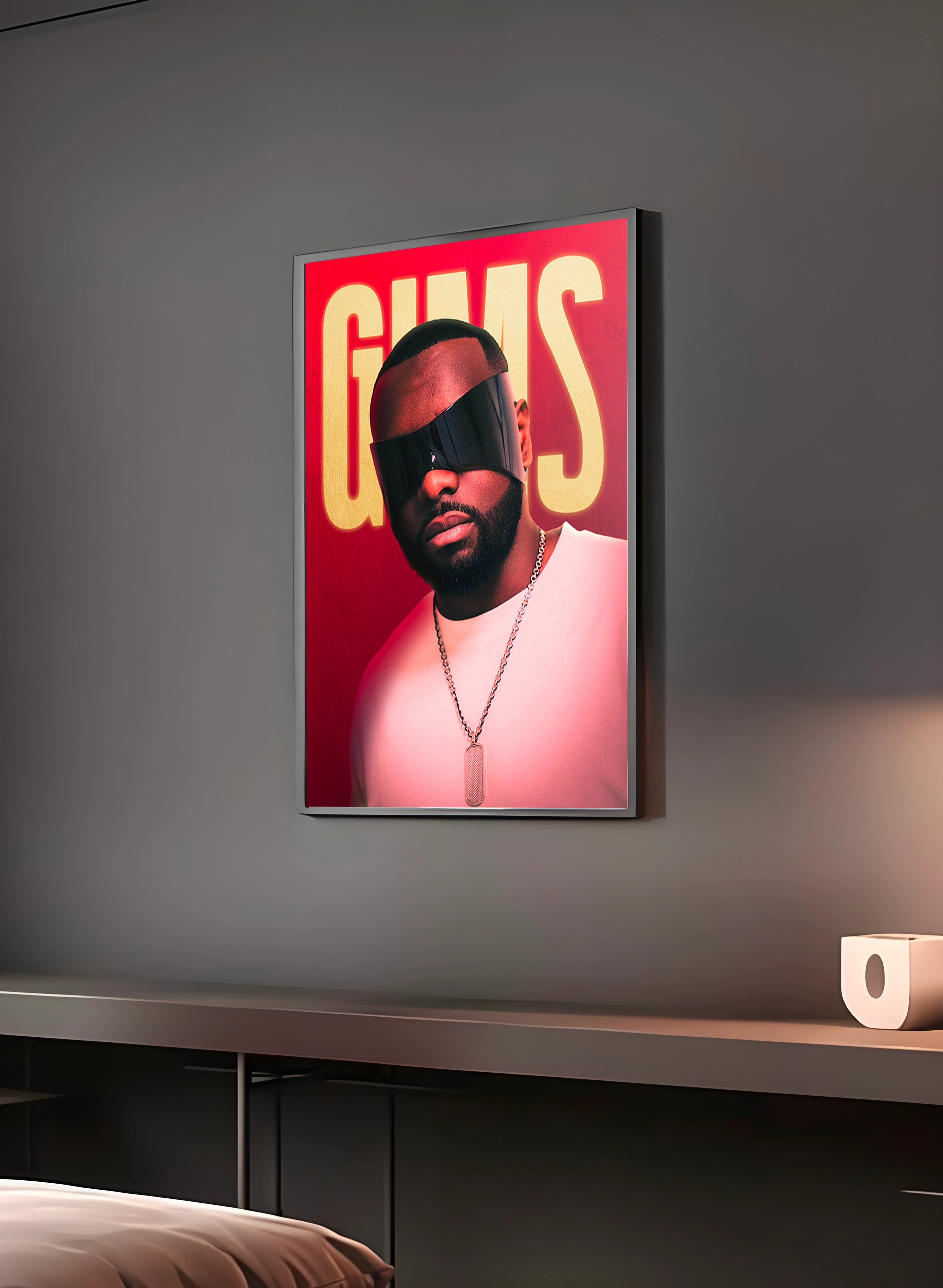 Poster "GIMS" en perspective 3/4 – dans un cadre, ambiance déco, ton rouge et or