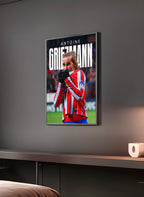 Poster "ANTOINE GRIEZMANN" en perspective 3/4 – dans un cadre, ambiance déco, ton rouge et blanc