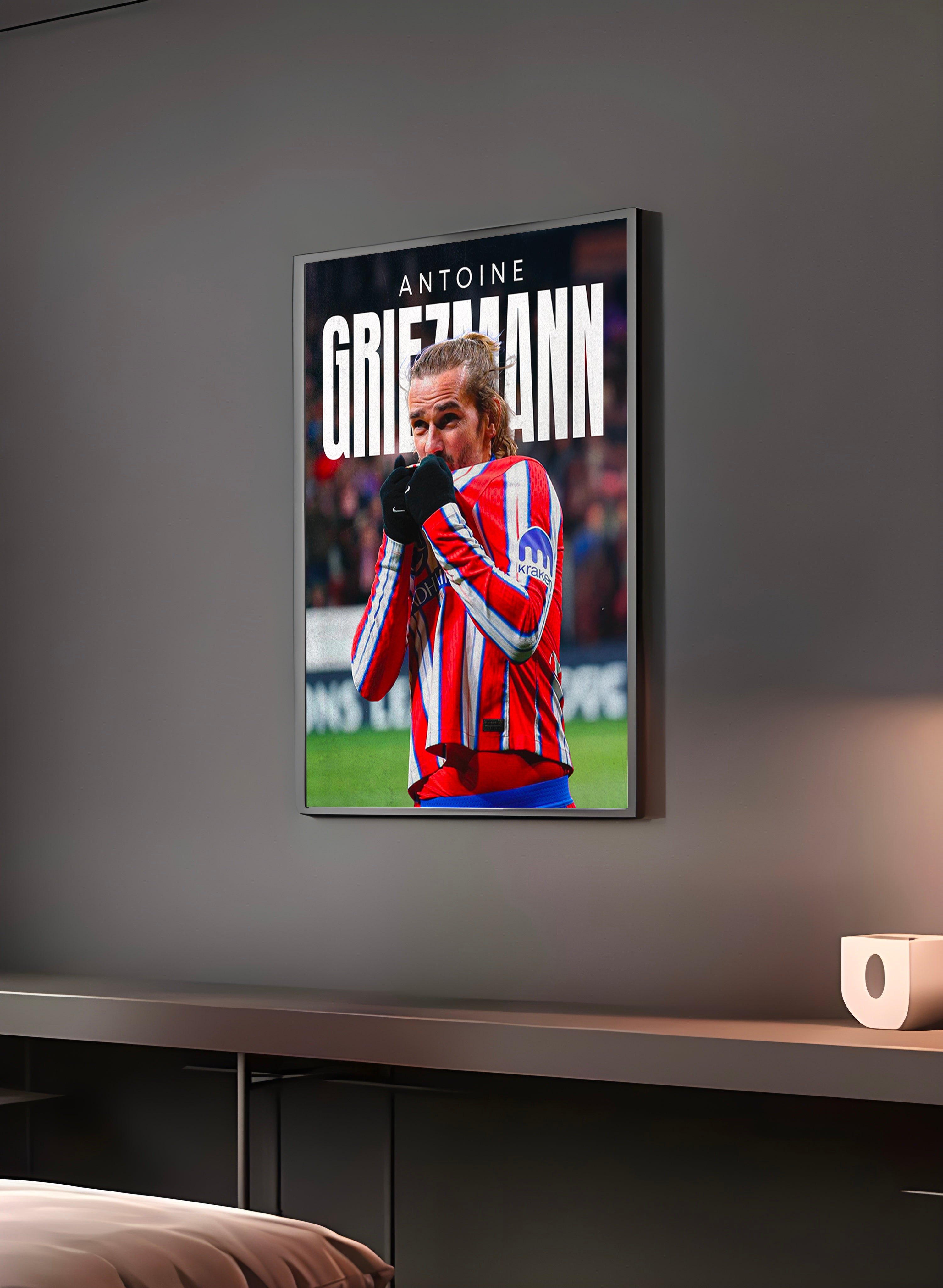 Poster "ANTOINE GRIEZMANN" en perspective 3/4 – dans un cadre, ambiance déco, ton rouge et blanc