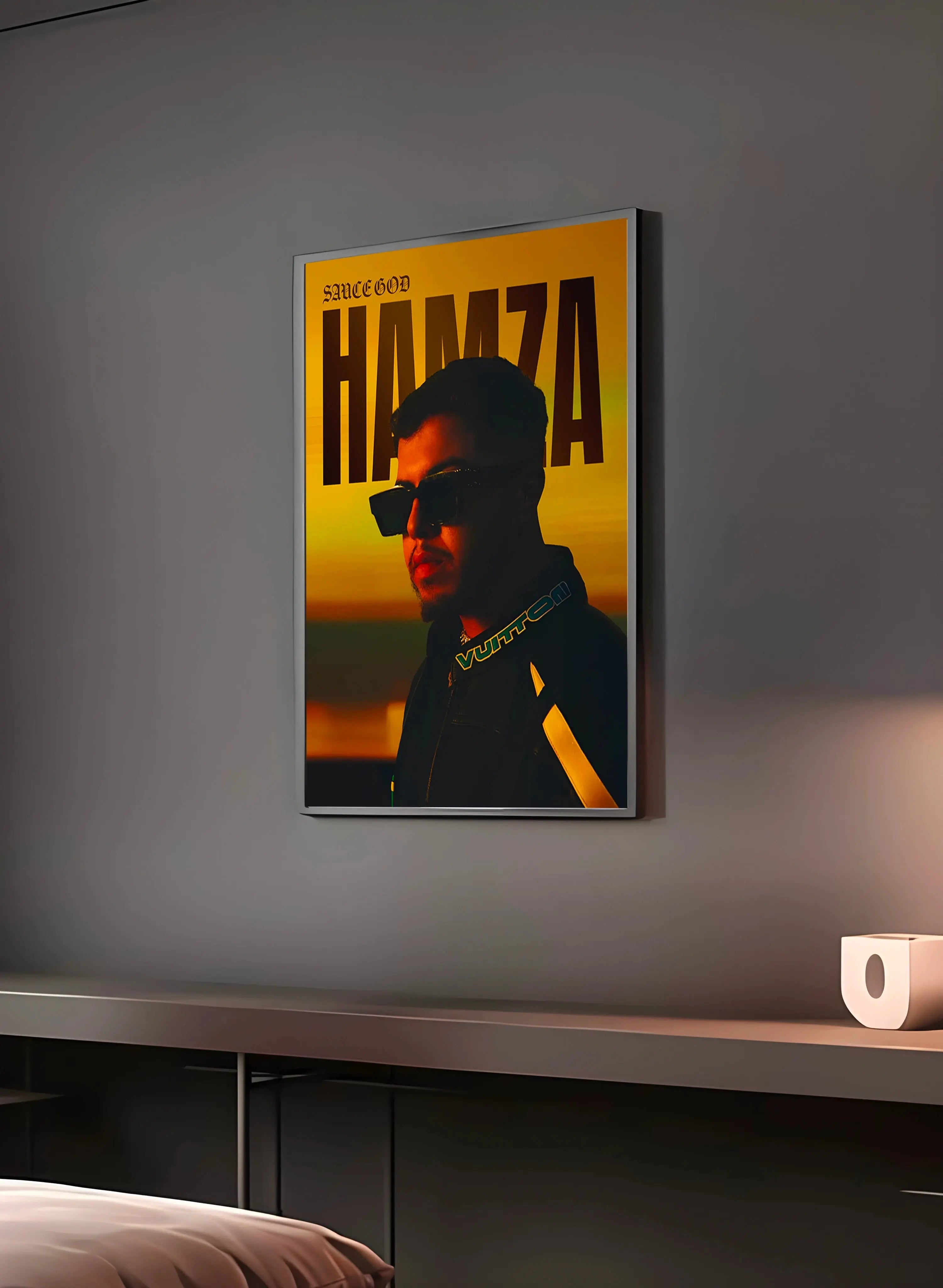 Poster "HAMZA" en perspective 3/4 – dans un cadre, ambiance déco, ton jaune
