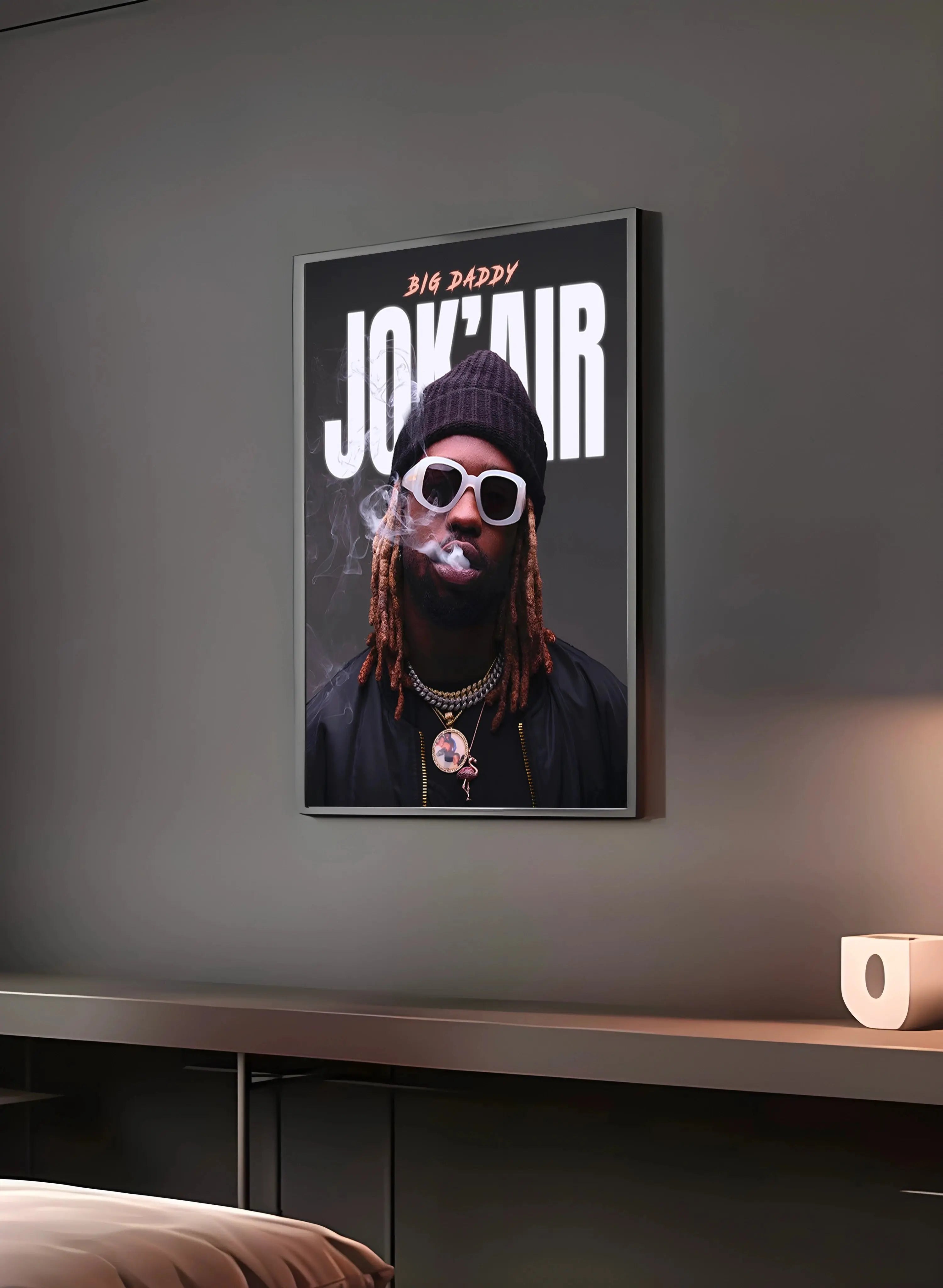 Poster "JOK'AIR" en perspective 3/4 – dans un cadre, ambiance déco, ton gris