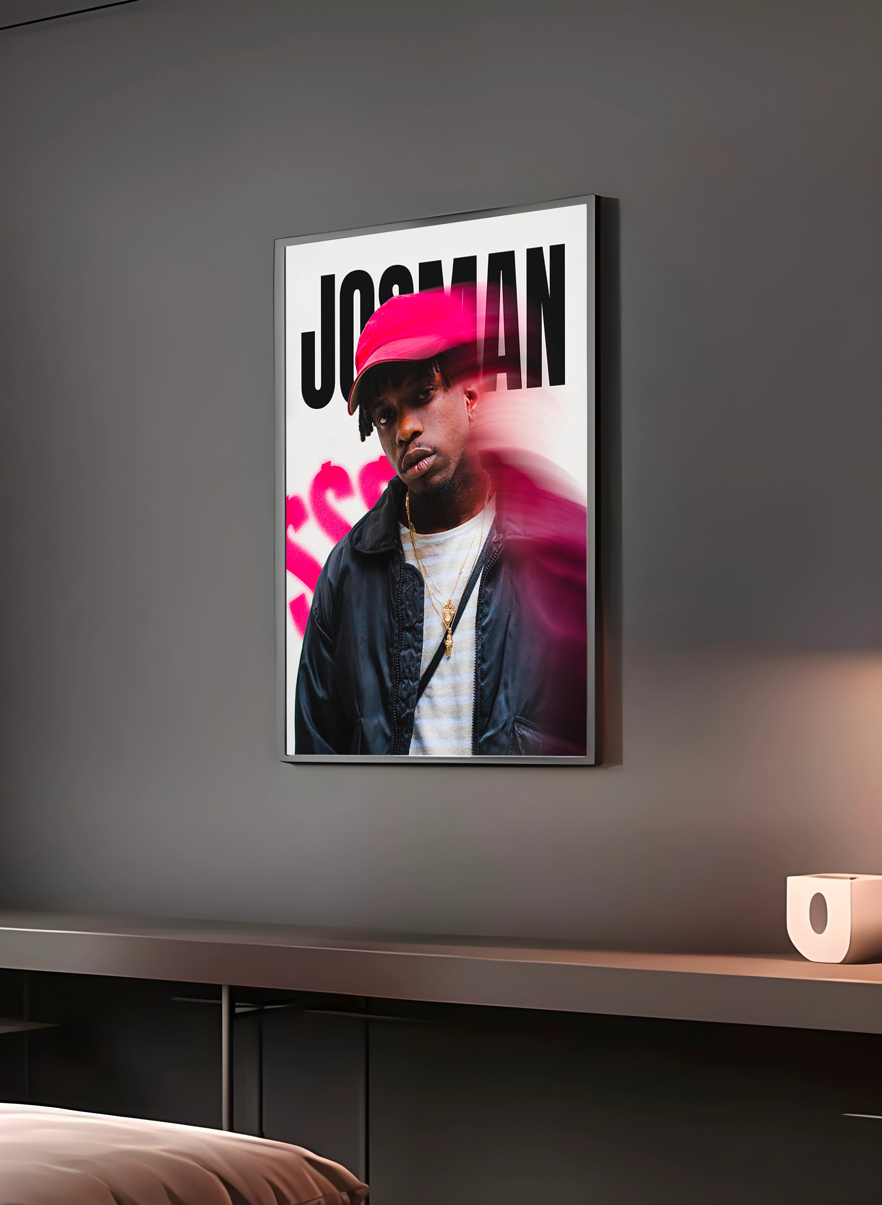 Poster "JOSMAN" en perspective 3/4 – dans un cadre, ambiance déco, ton rose