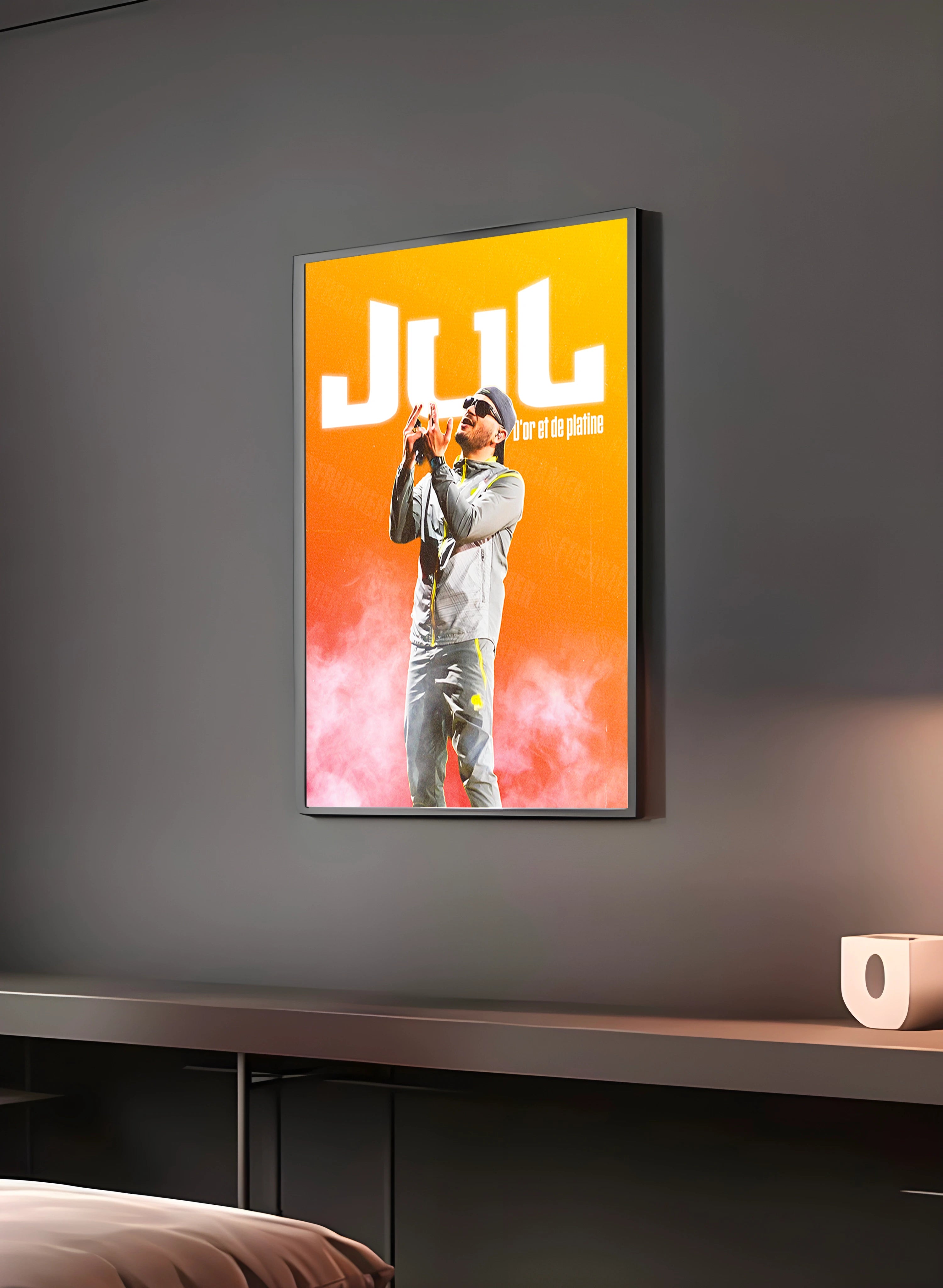 Poster "JUL" en perspective 3/4 – dans un cadre, ambiance déco, ton orange