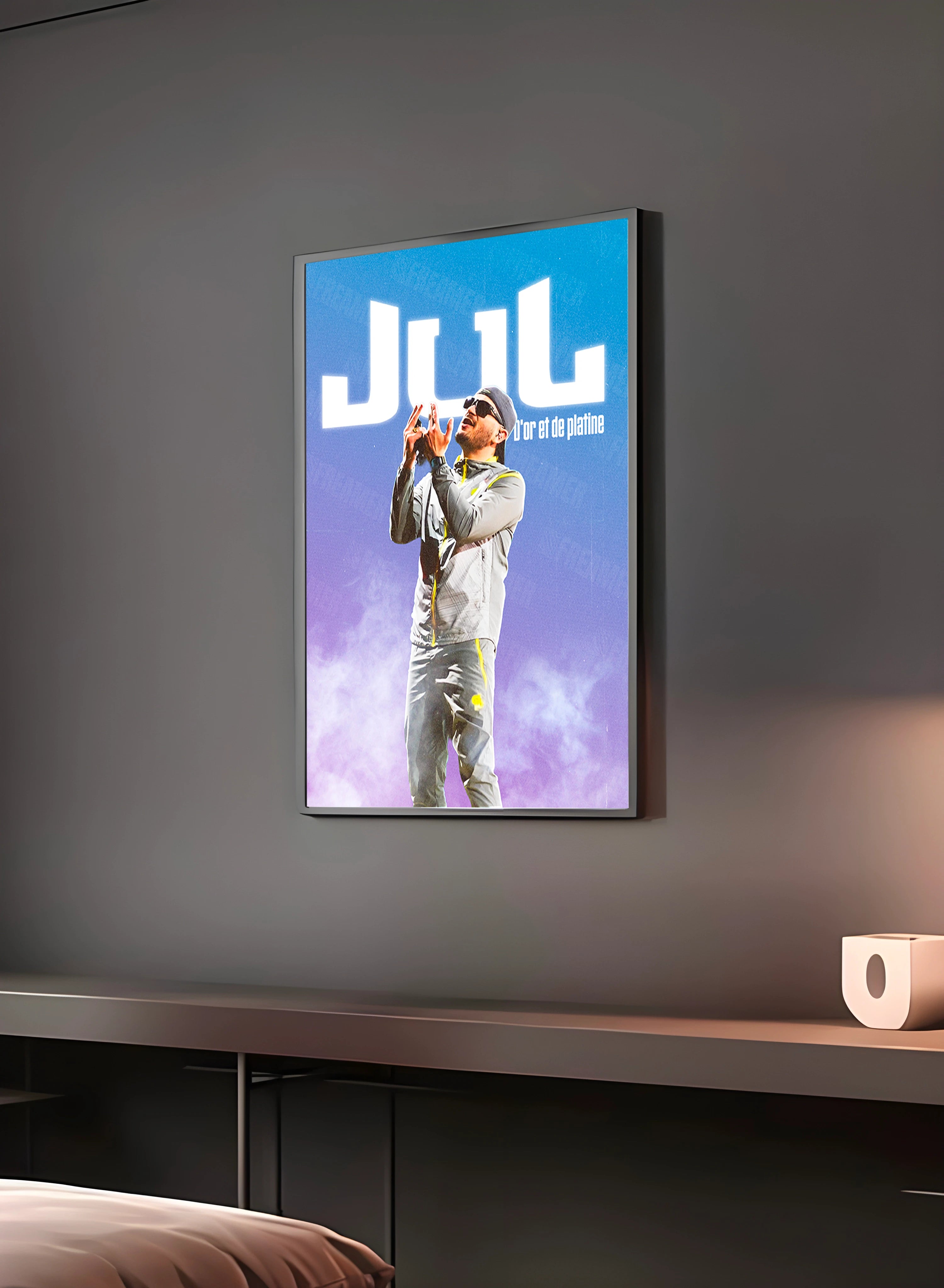Poster "JUL" en perspective 3/4 – dans un cadre, ambiance déco, ton bleu