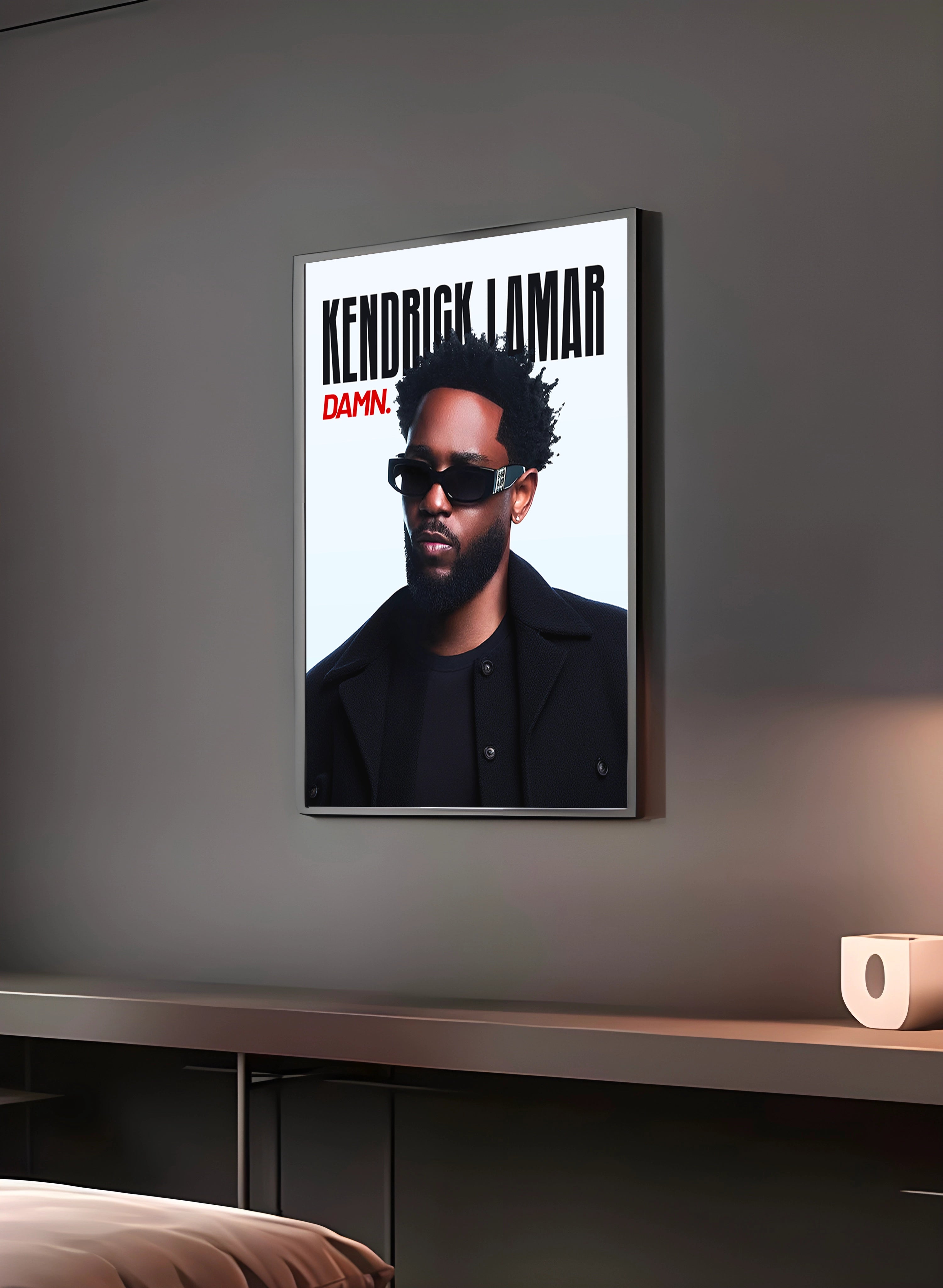 Poster "KENDRICK LAMAR" en perspective 3/4 – dans un cadre, ambiance déco, ton blanc