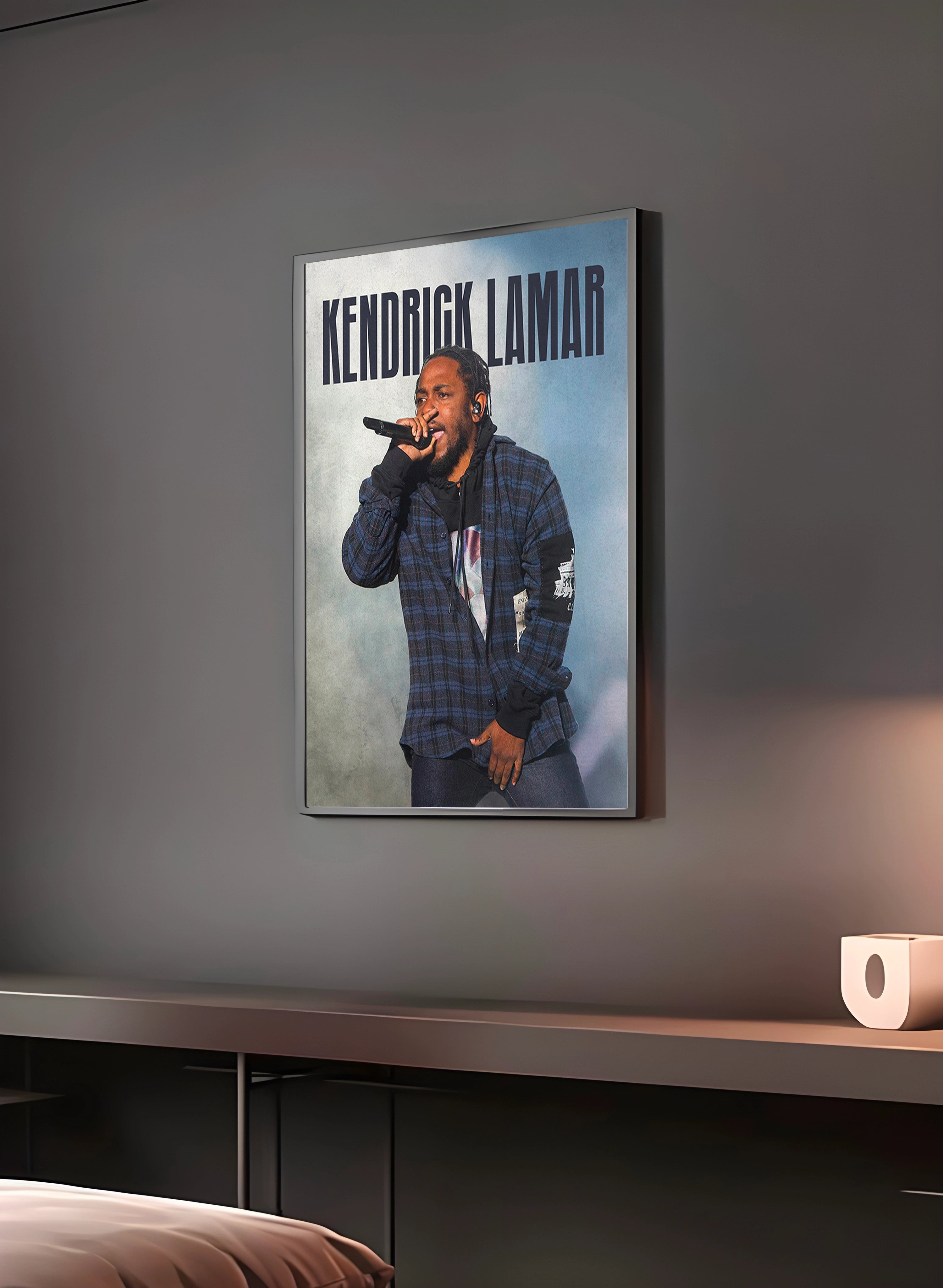 Poster "KENDRICK LAMAR" en perspective 3/4 – dans un cadre, ambiance déco, ton bleu
