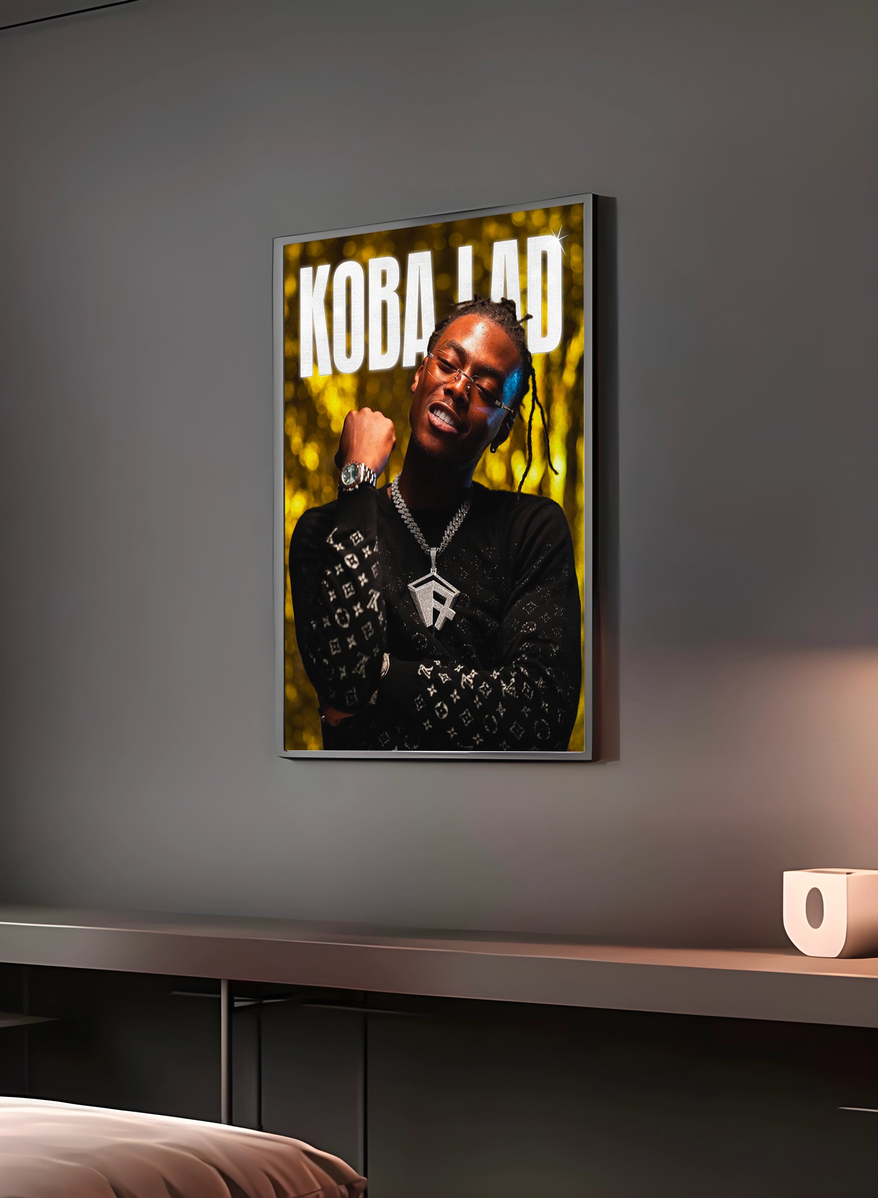 Poster "KOBA LAD" en perspective 3/4 – dans un cadre, ambiance déco, ton jaune