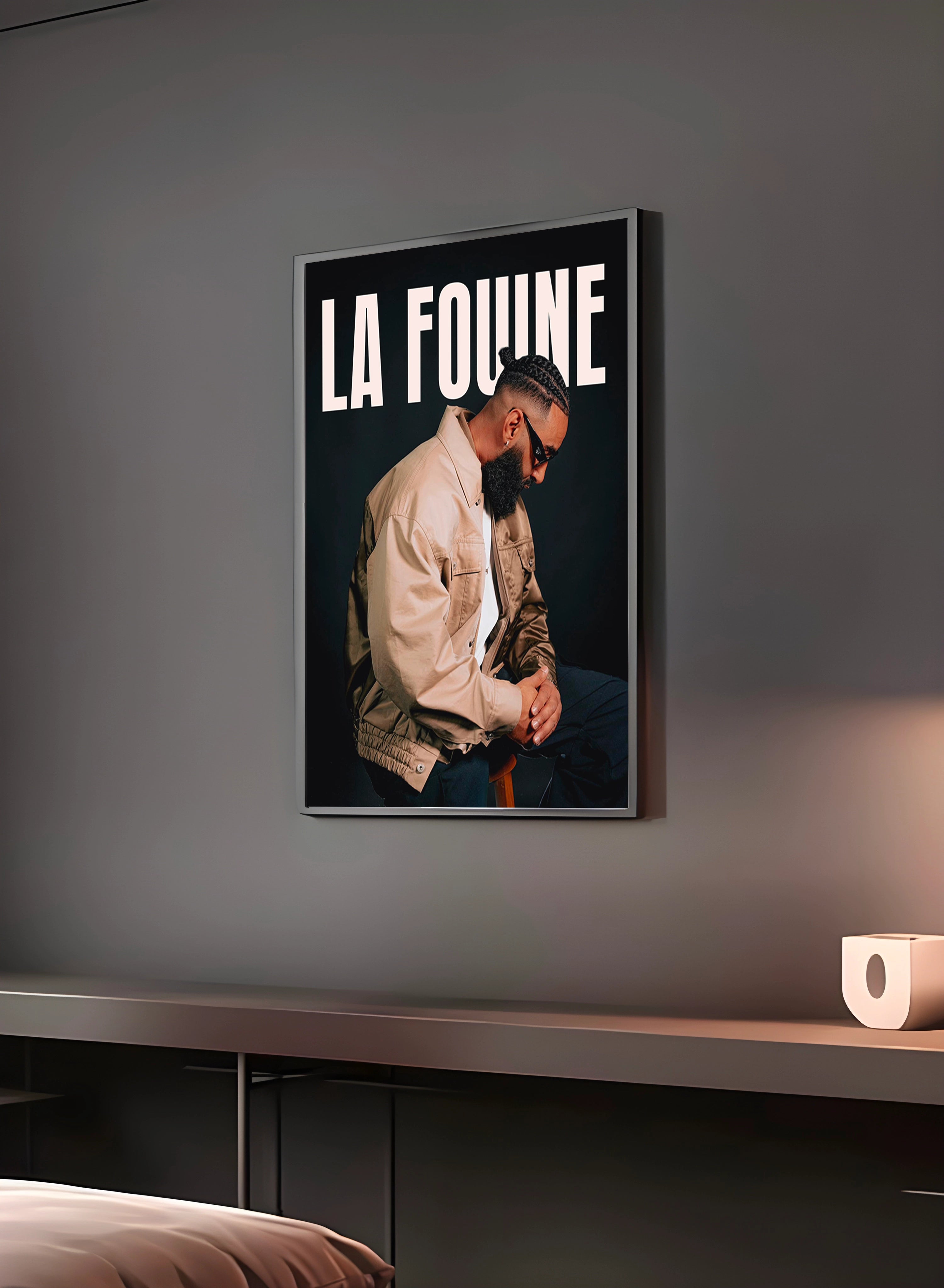 Poster "LA FOUINE" en perspective 3/4 – dans un cadre, ambiance déco, ton noir
