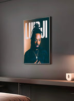 Poster "LUIDJI" en perspective 3/4 – dans un cadre, ambiance déco, ton marron
