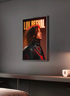 Poster "LUV RESVAL" en perspective 3/4 – dans un cadre, ambiance déco, ton orange
