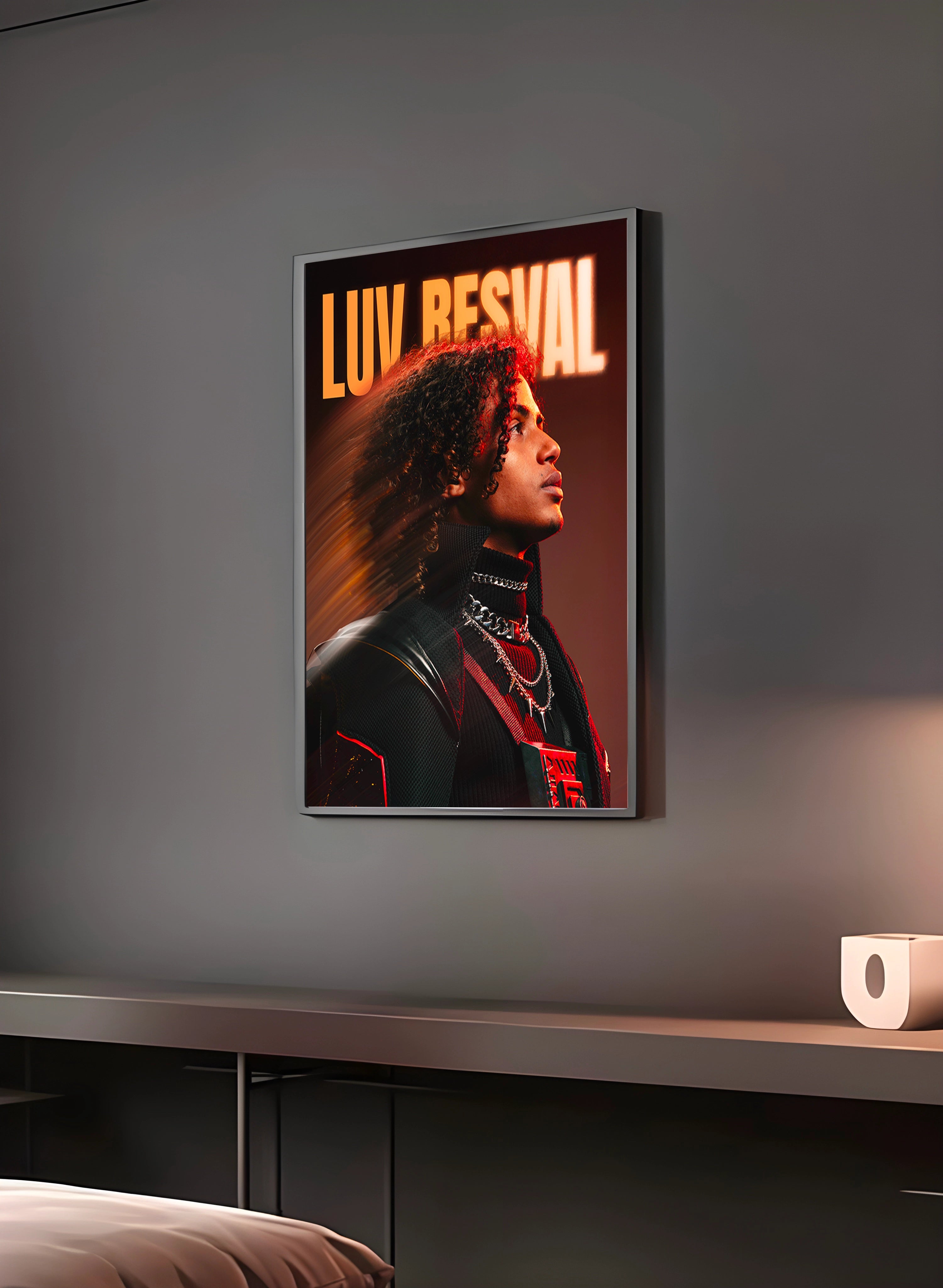 Poster "LUV RESVAL" en perspective 3/4 – dans un cadre, ambiance déco, ton orange