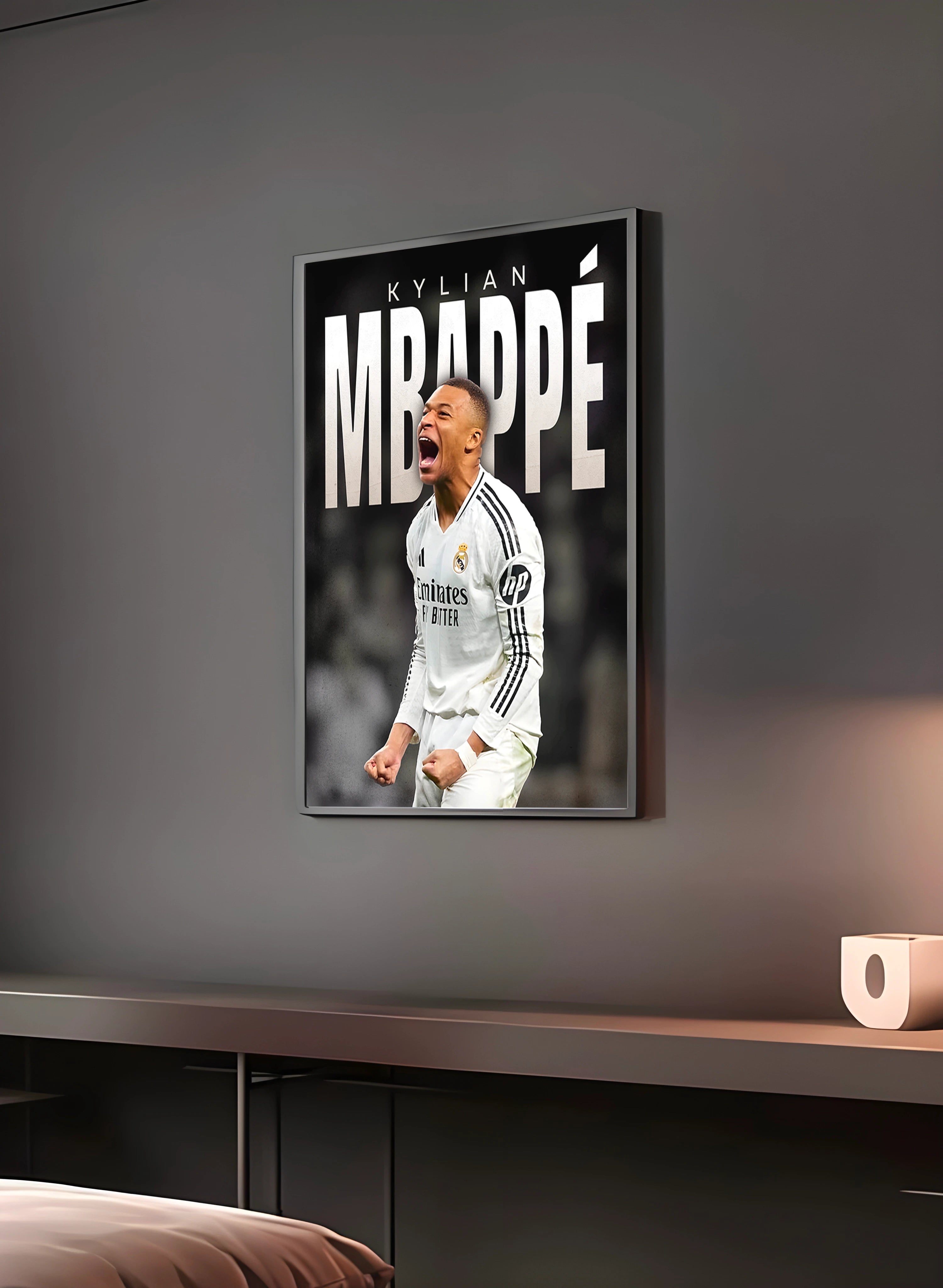 Poster "KYLIAN MBAPPÉ" en perspective 3/4 – dans un cadre, ambiance déco, ton blanc