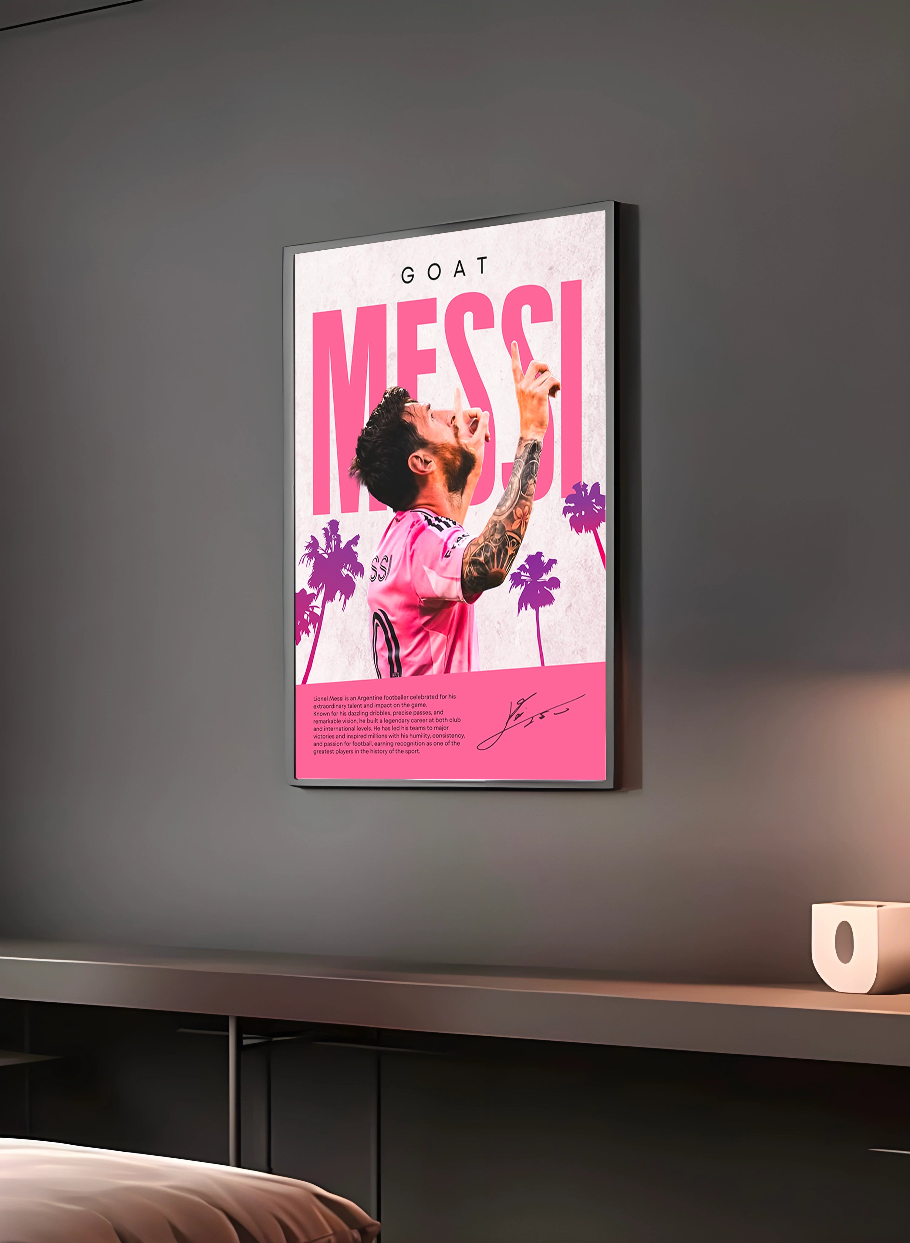 Poster "LIONEL MESSI" en perspective 3/4 – dans un cadre, ambiance déco, ton rose
