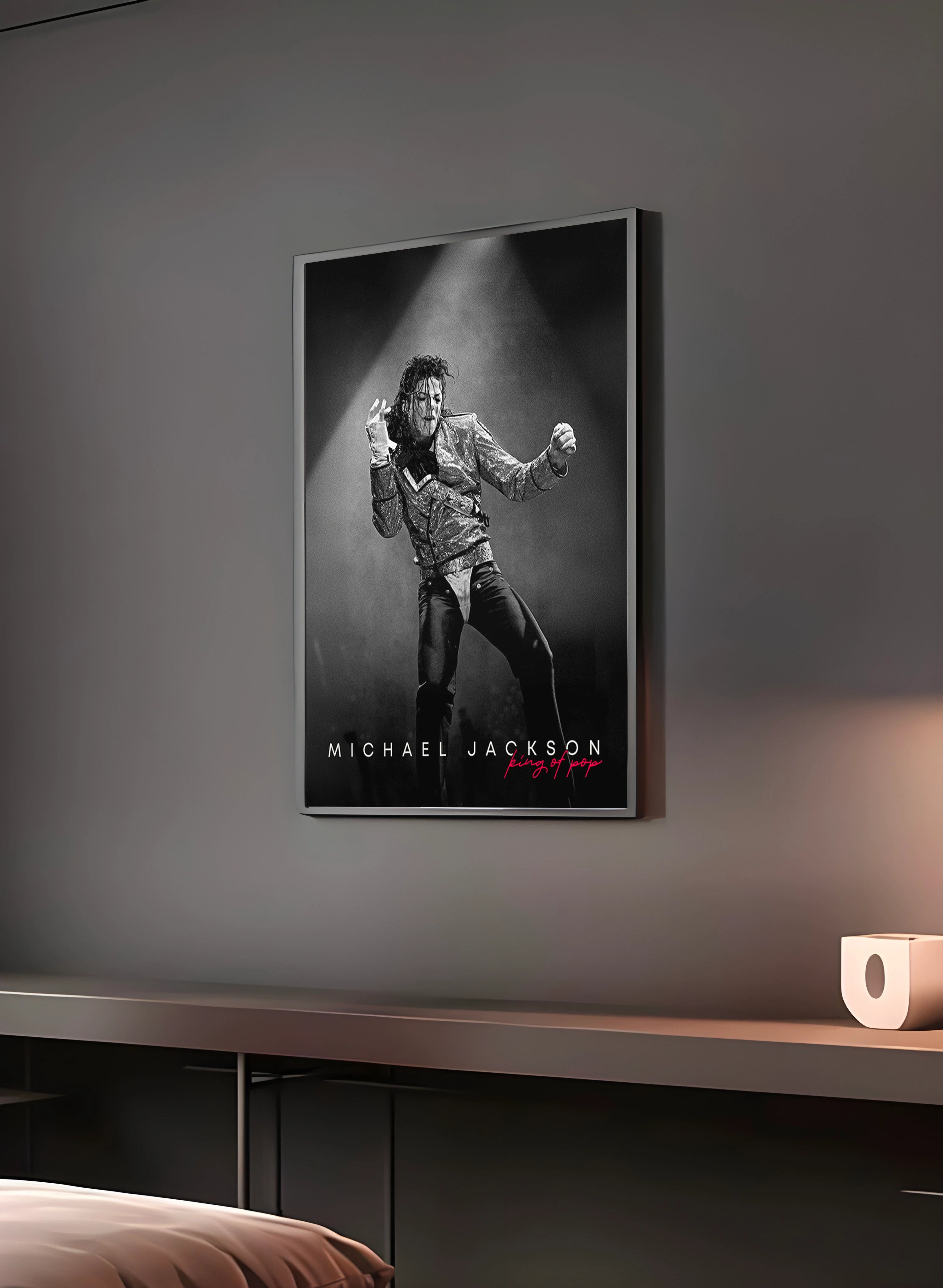 Poster "MICHAEL JACKSON" en perspective 3/4 – dans un cadre, ambiance déco, ton noir