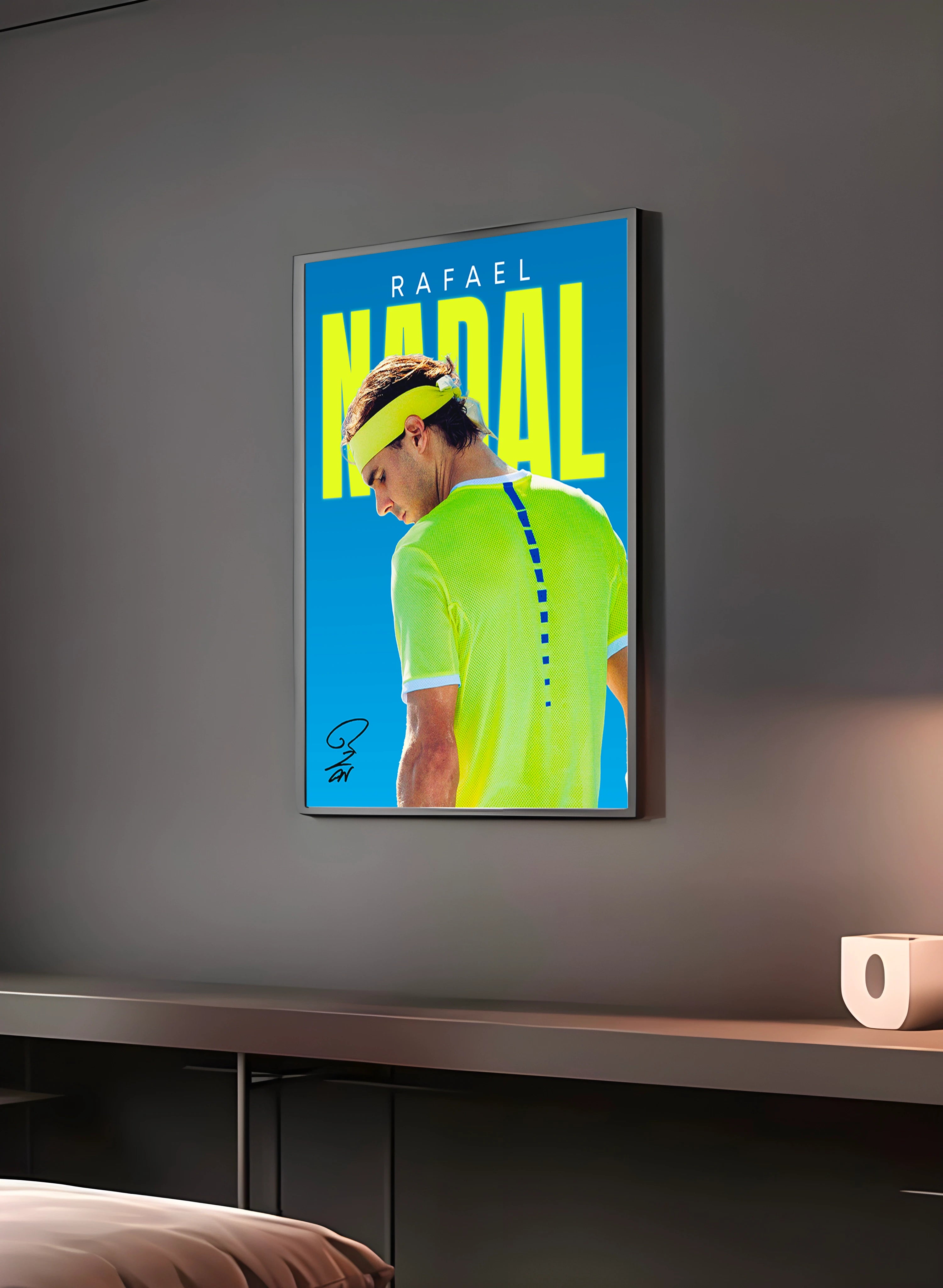 Poster "RAFAEL NADAL" en perspective 3/4 – dans un cadre, ambiance déco, ton bleu et jaune