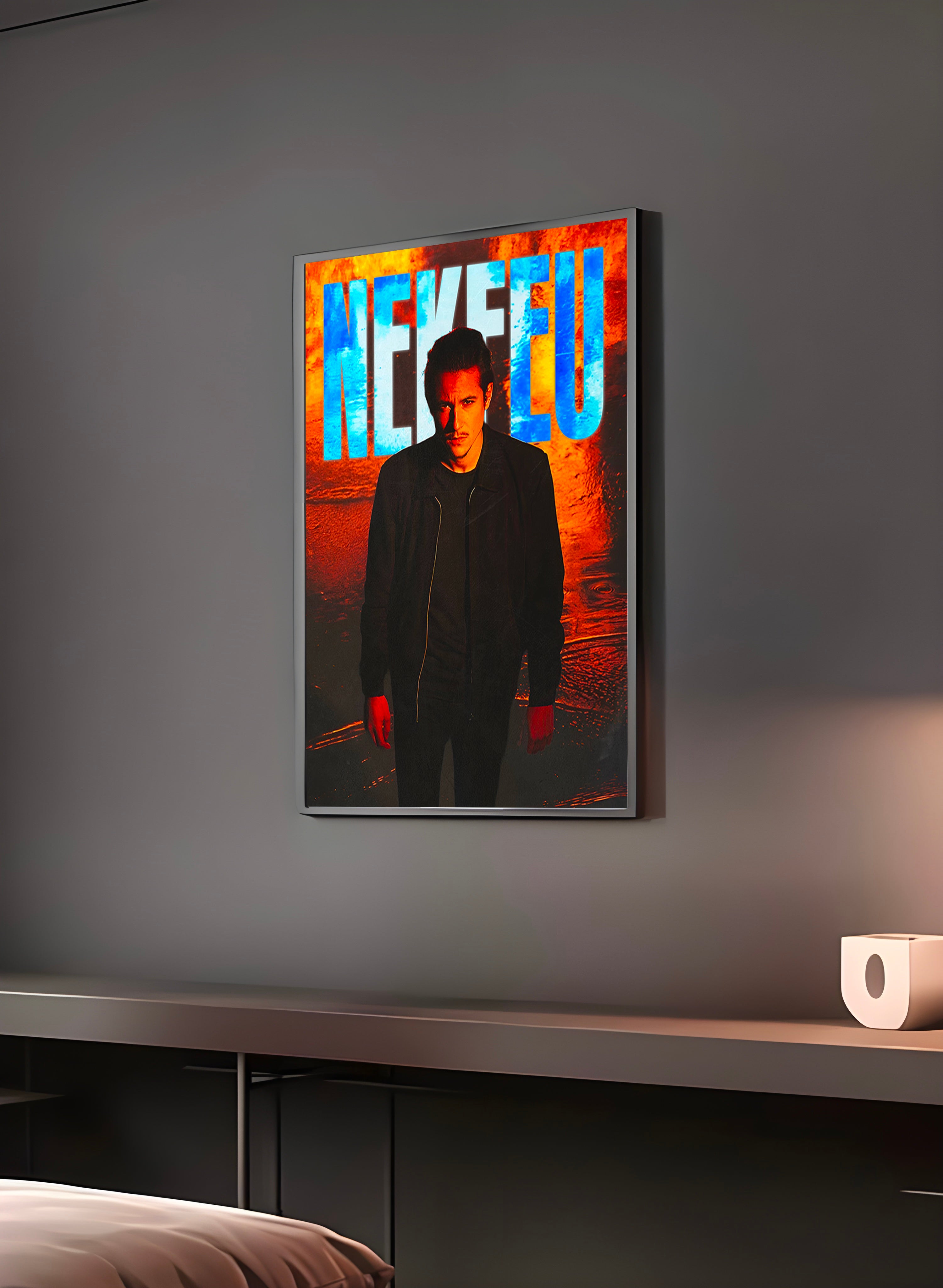 Poster "NEKFEU" en perspective 3/4 – dans un cadre, ambiance déco, ton orange