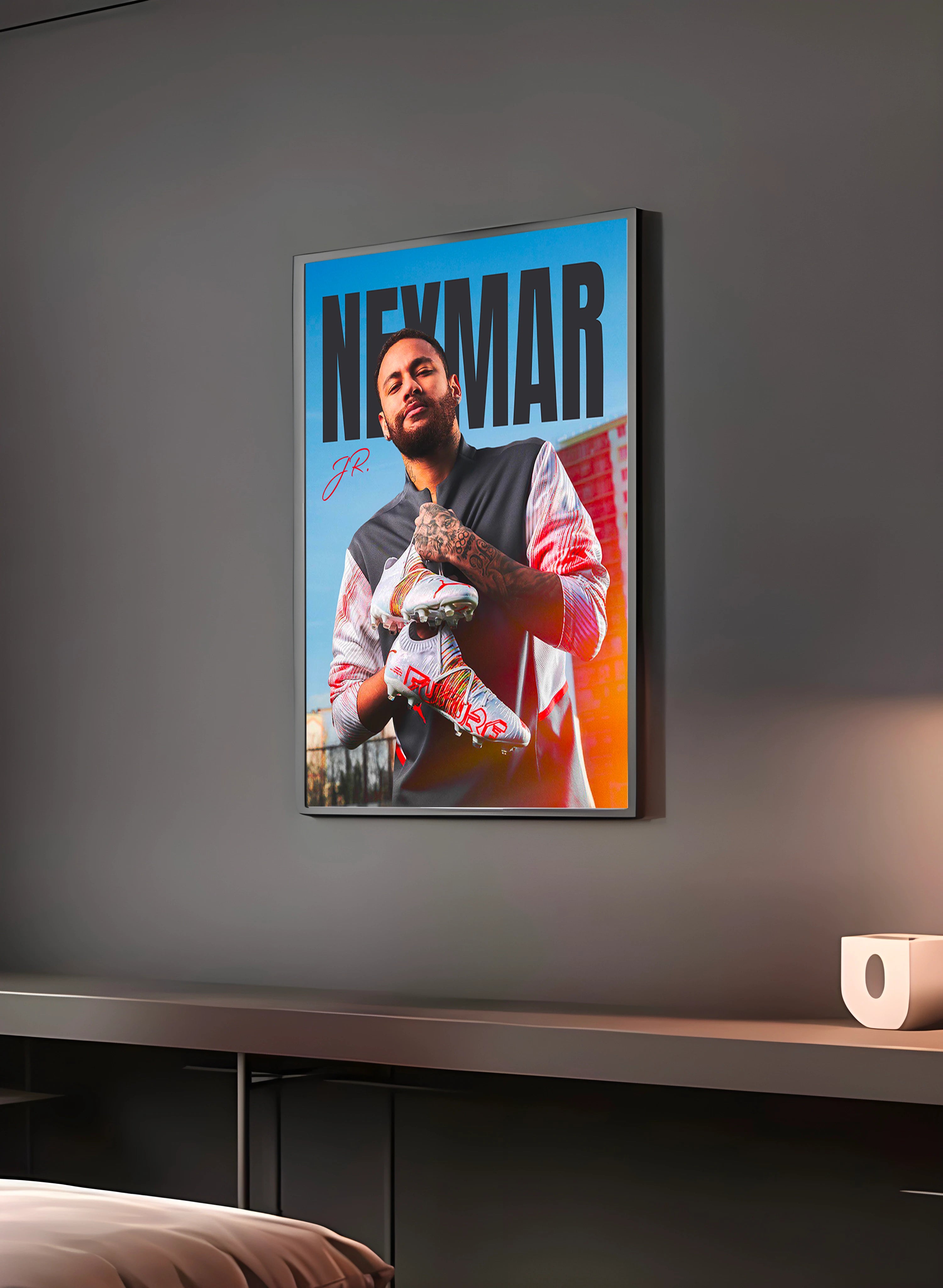 Poster "NEYMAR JR" en perspective 3/4 – dans un cadre, ambiance déco, ton bleu, gris et rouge