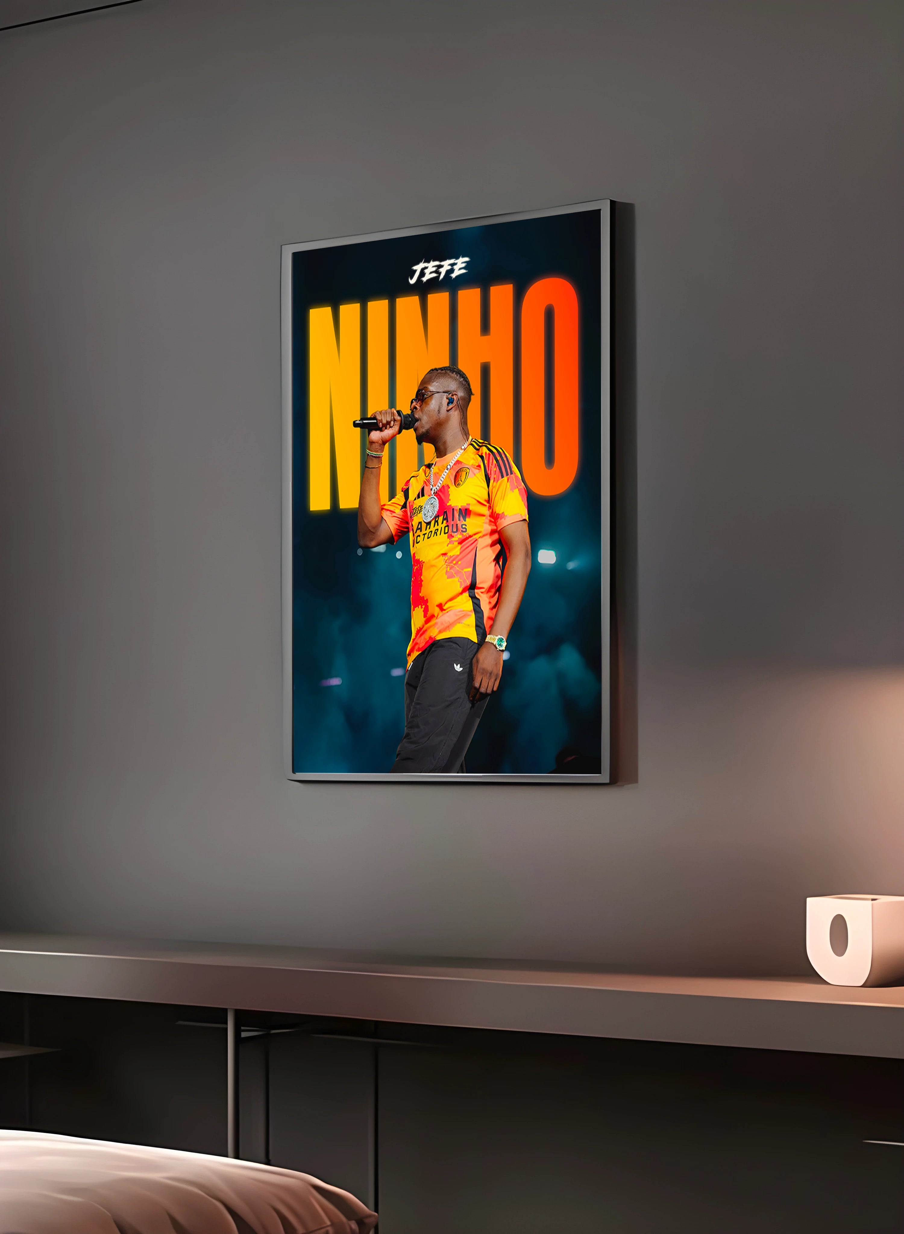 Poster "NINHO" en perspective 3/4 – dans un cadre, ambiance déco, ton orange
