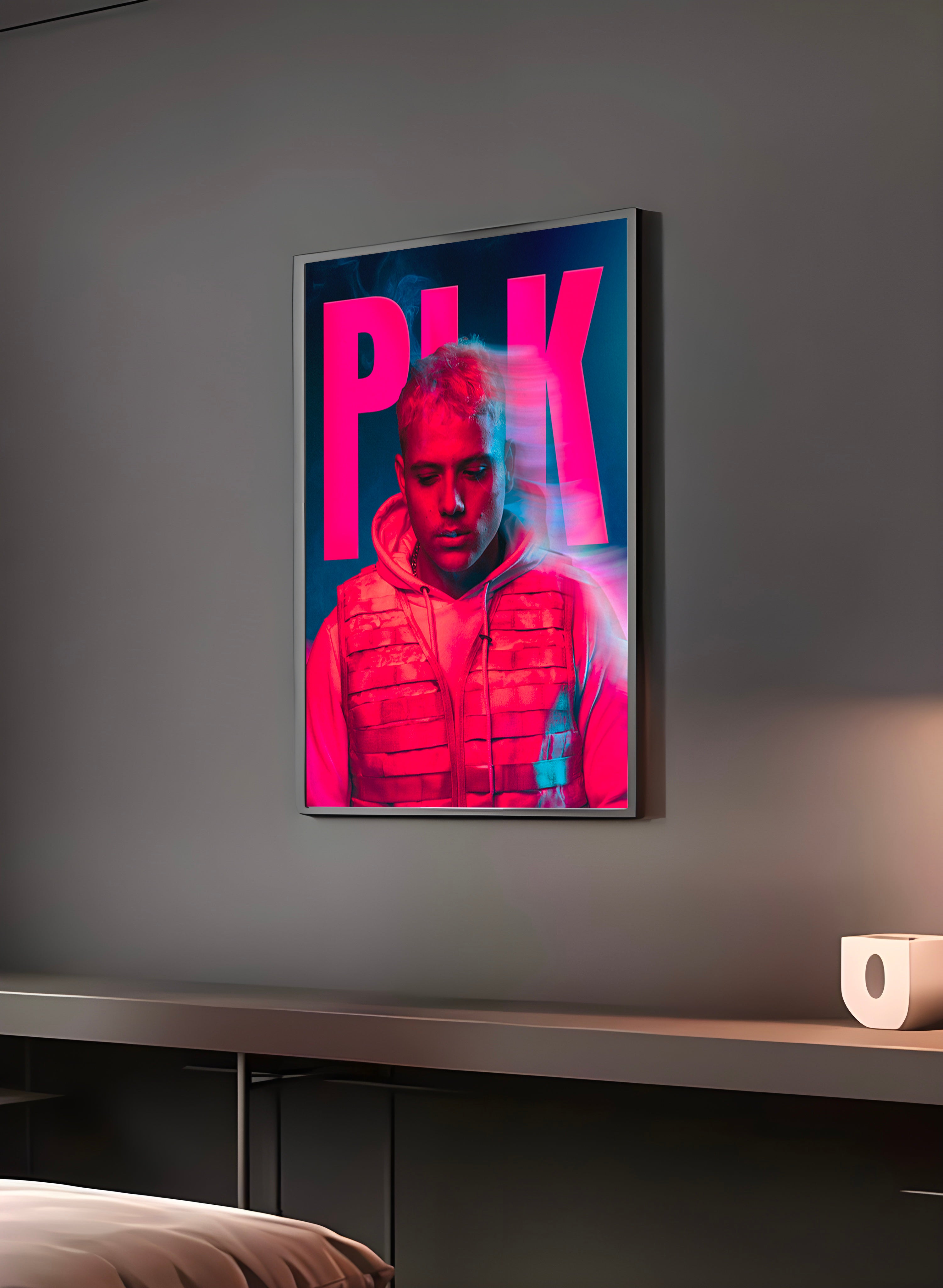 Poster "PLK" en perspective 3/4 – dans un cadre, ambiance déco, ton rouge