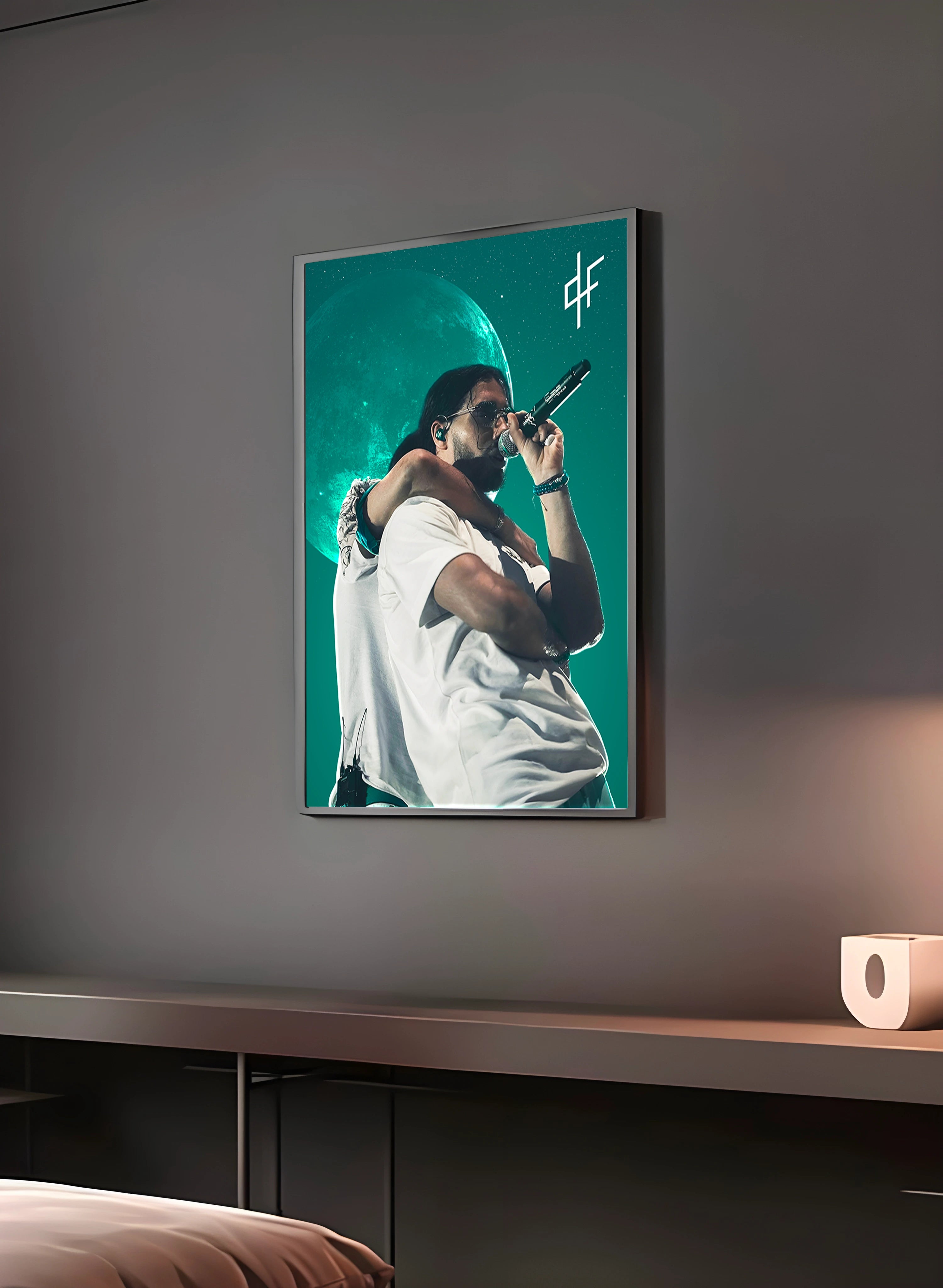 Poster "PNL" en perspective 3/4 – dans un cadre, ambiance déco, ton turquoise