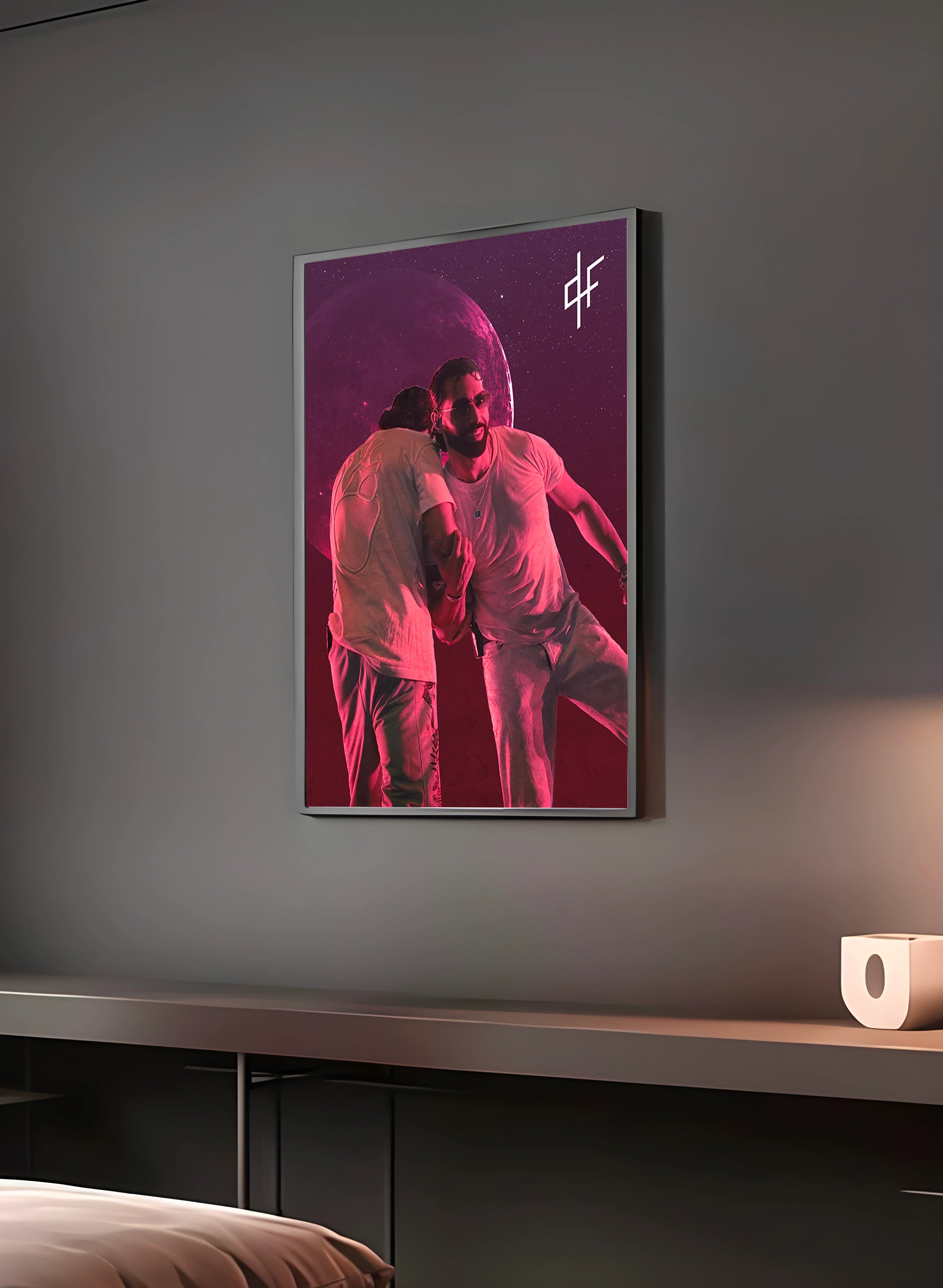 Poster "PNL" en perspective 3/4 – dans un cadre, ambiance déco, ton rose