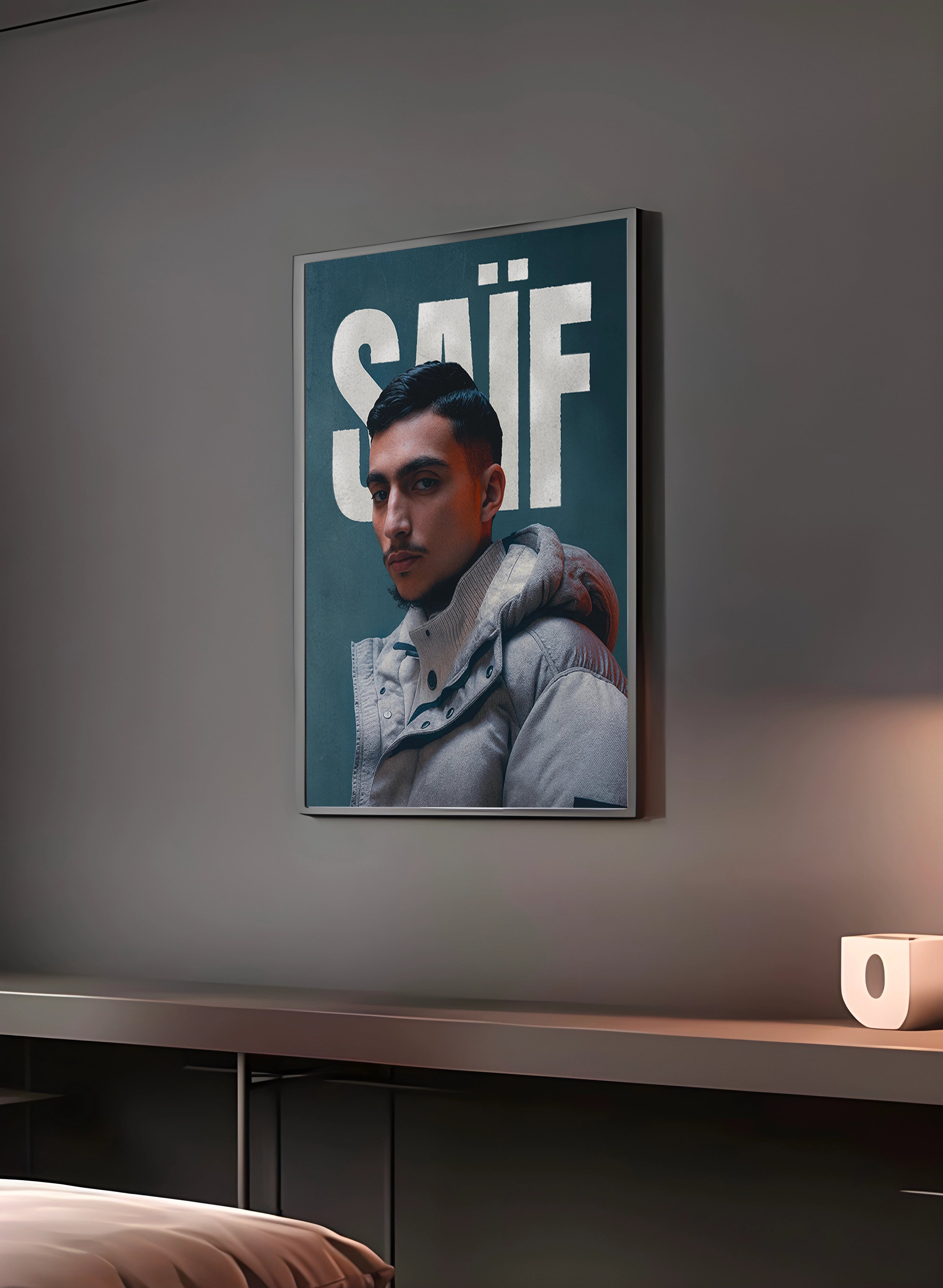 Poster "SAÏF" en perspective 3/4 – dans un cadre, ambiance déco, ton bleu