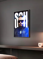 Poster "SCH" en perspective 3/4 – dans un cadre, ambiance déco, ton bleu