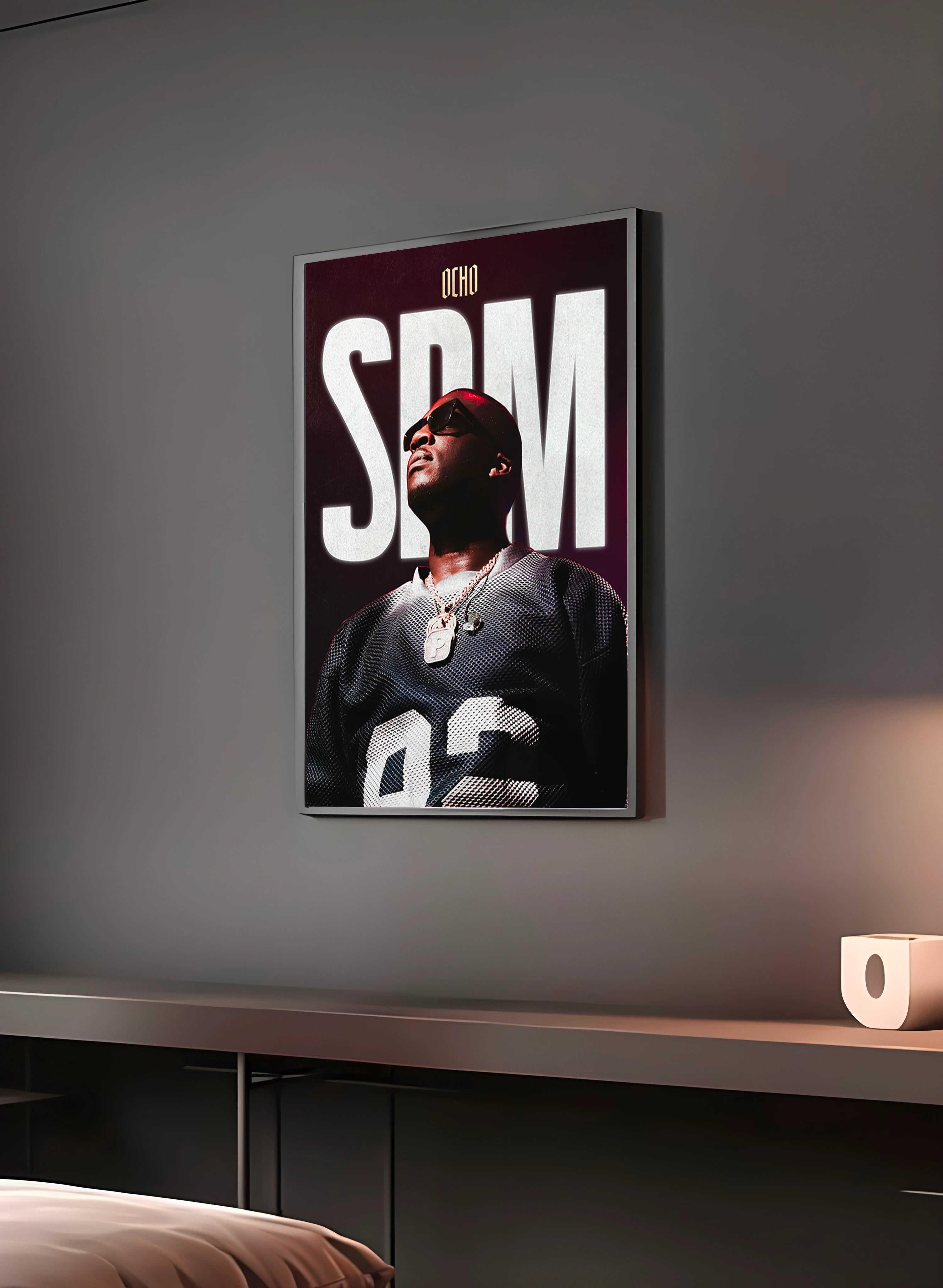 Poster "SDM" en perspective 3/4 – dans un cadre, ambiance déco, ton noir, blanc et rouge