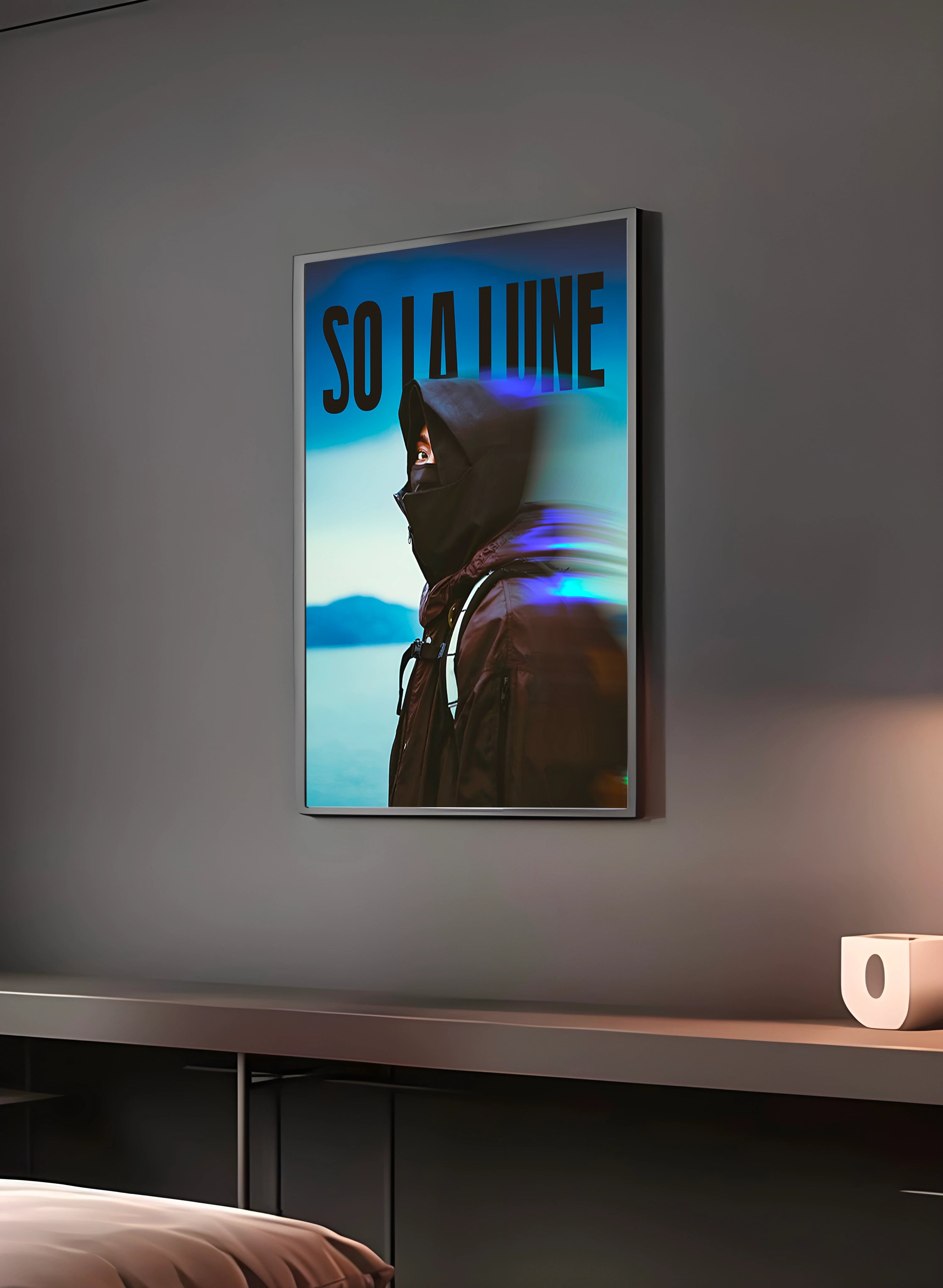 Poster "SO LA LUNE" en perspective 3/4 – dans un cadre, ambiance déco, ton bleu