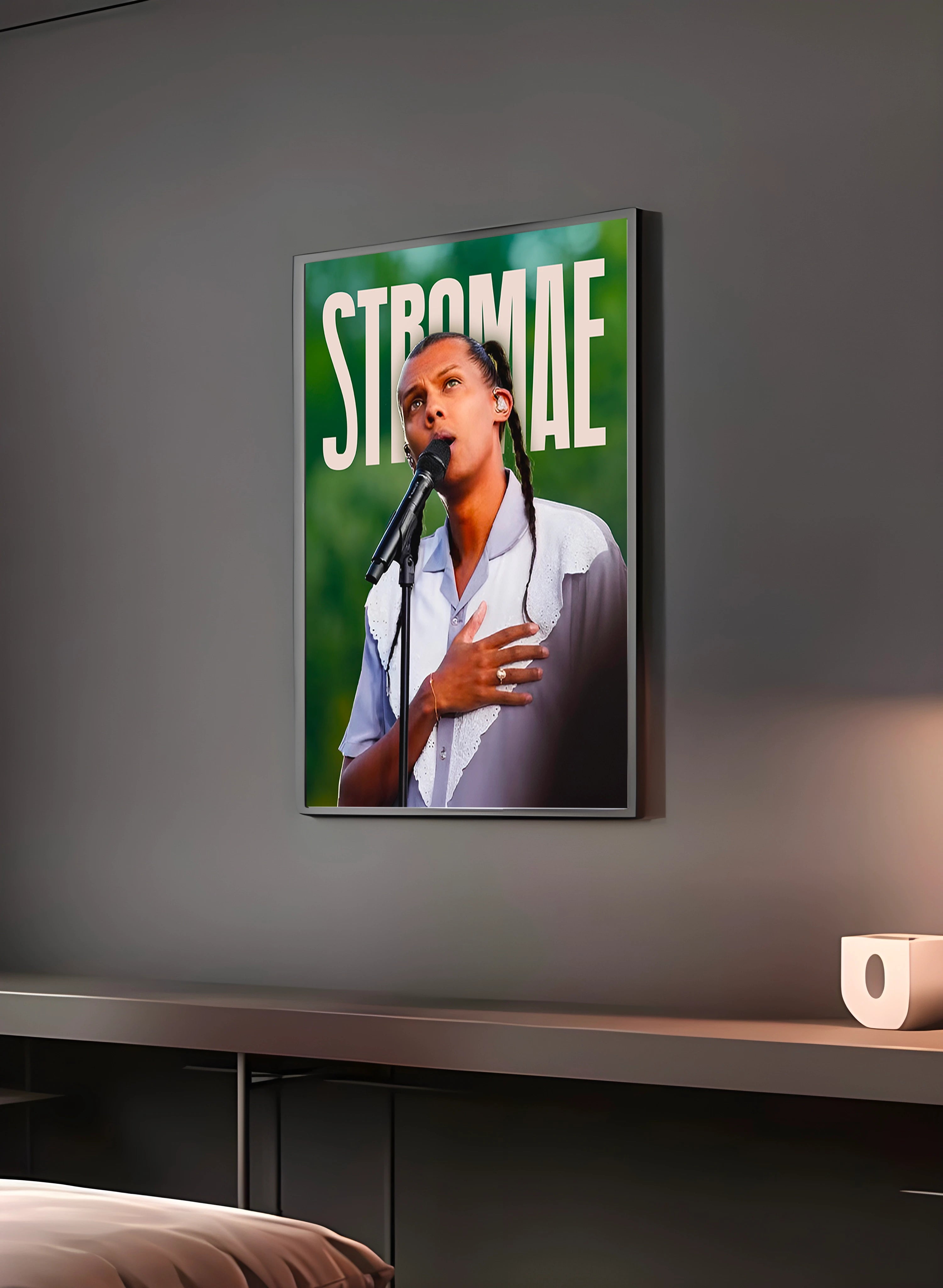 Poster "STROMAE" en perspective 3/4 – dans un cadre, ambiance déco, ton vert