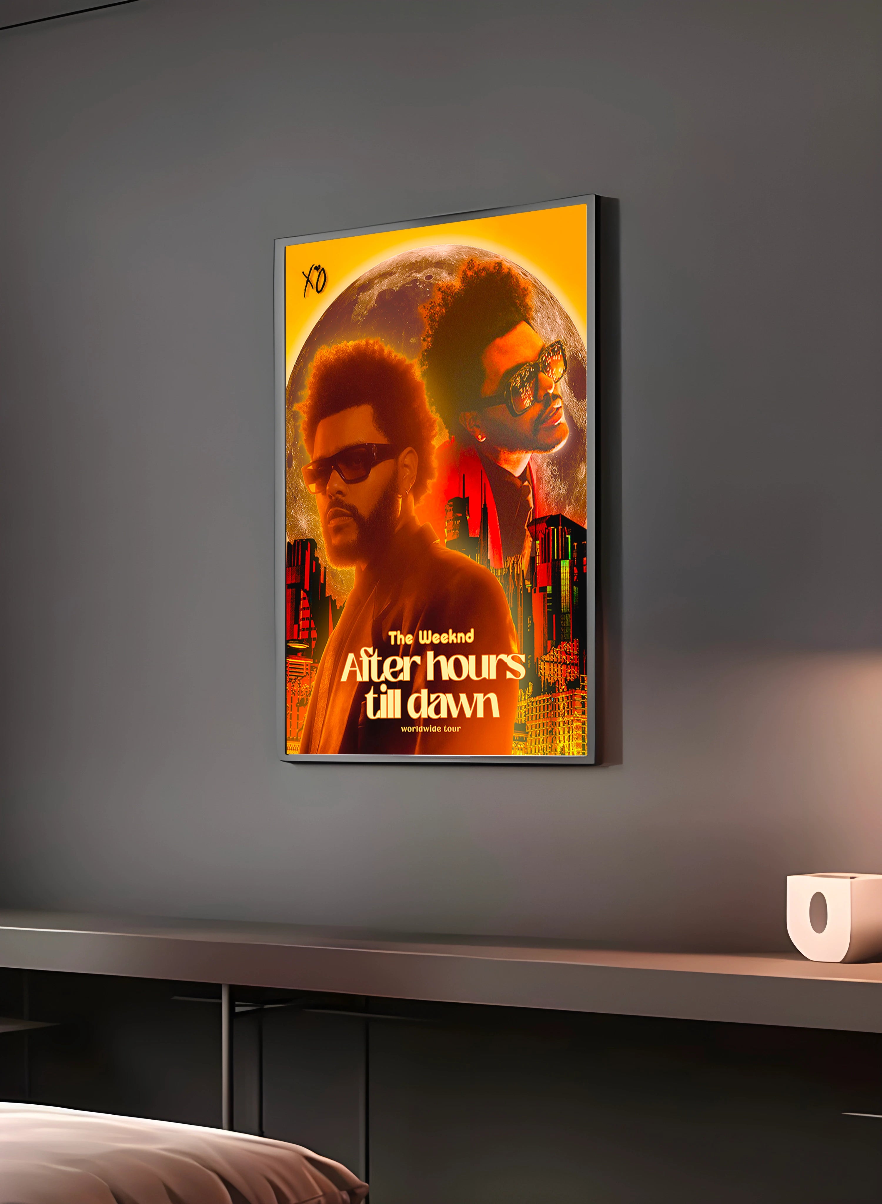 Poster "THE WEEKND" en perspective 3/4 – dans un cadre, ambiance déco, ton orange