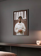 Poster "TIAKOLA" en perspective 3/4 – dans un cadre, ambiance déco, ton marron