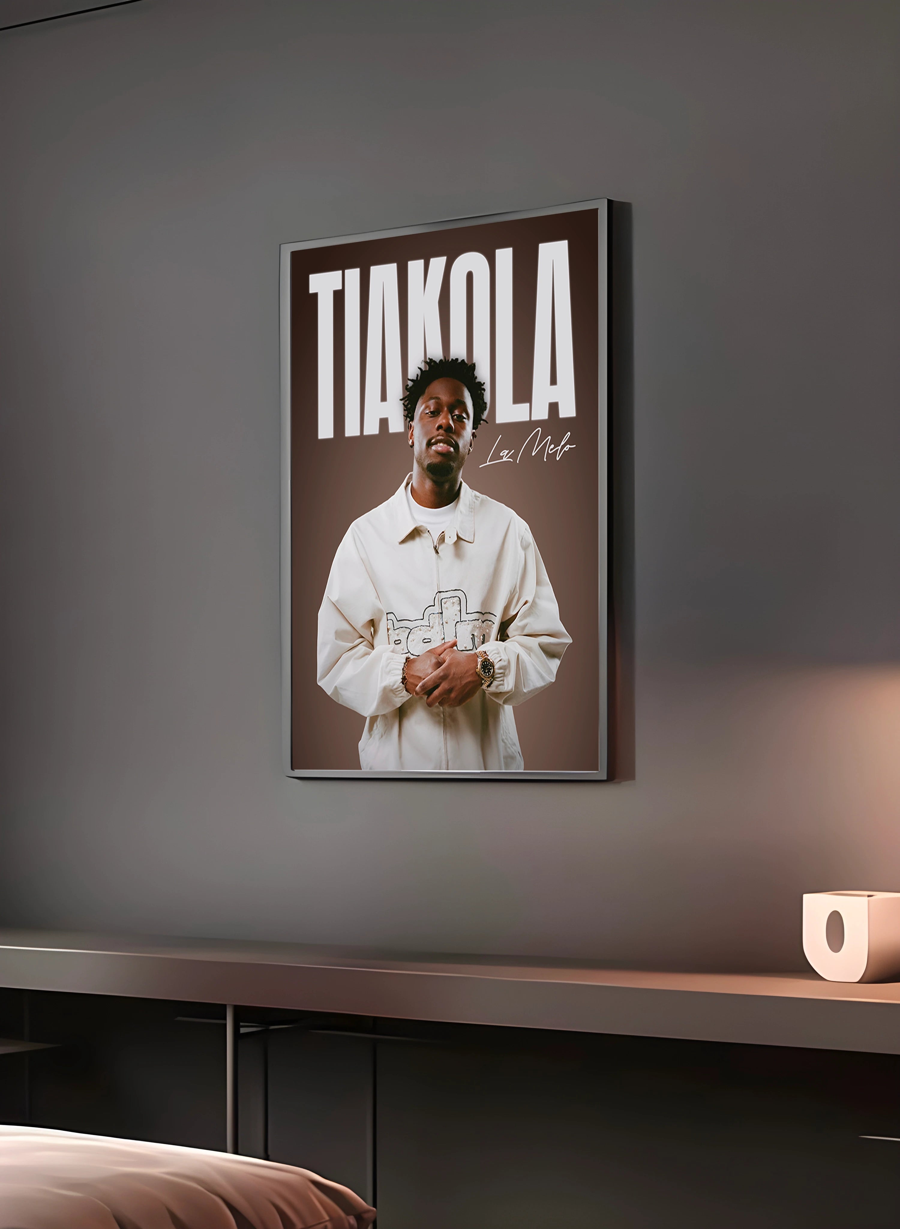 Poster "TIAKOLA" en perspective 3/4 – dans un cadre, ambiance déco, ton marron