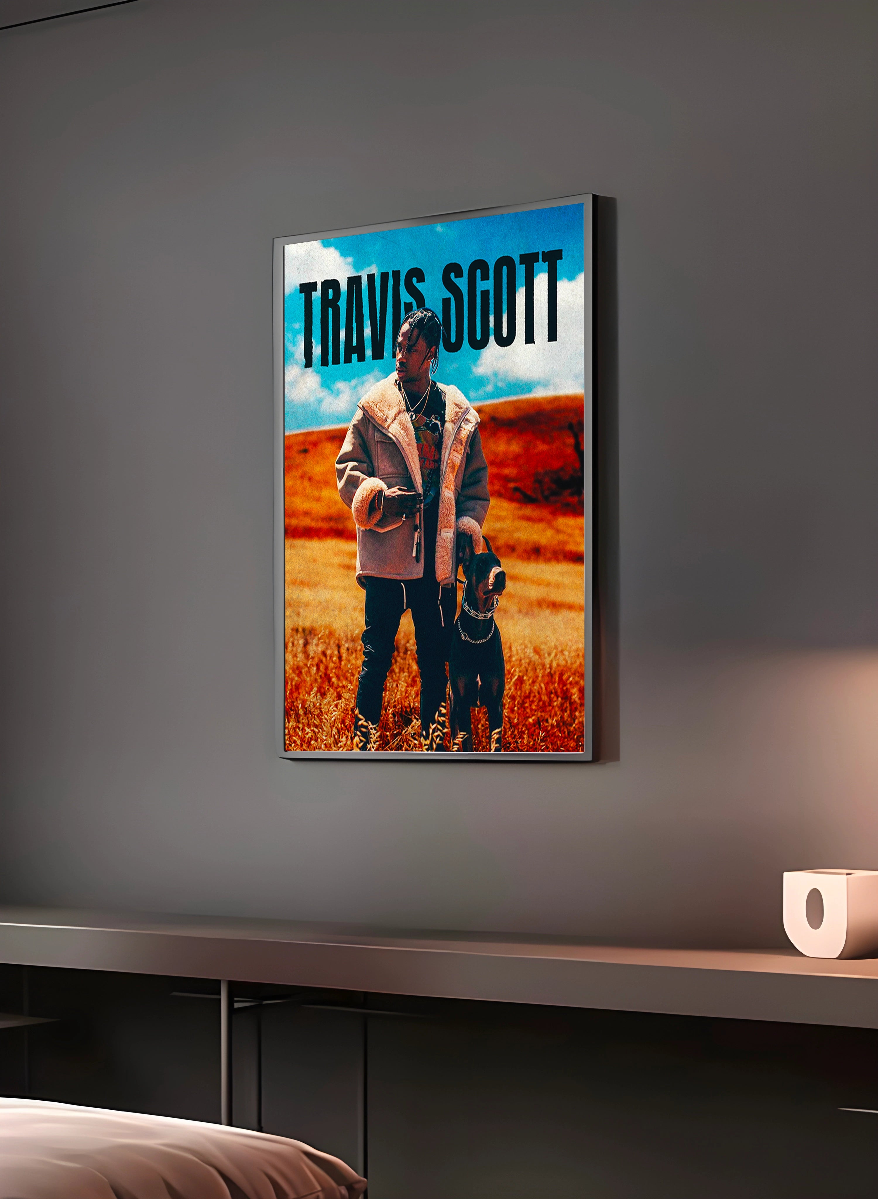 Poster "TRAVIS SCOTT" en perspective 3/4 – dans un cadre, ambiance déco, ton orange
