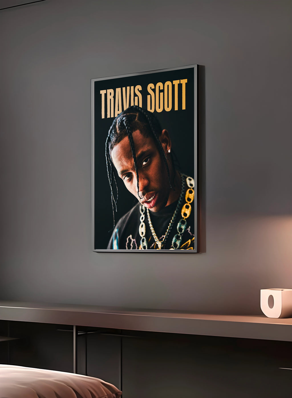 Poster "TRAVIS SCOTT" en perspective 3/4 – dans un cadre, ambiance déco, ton noir