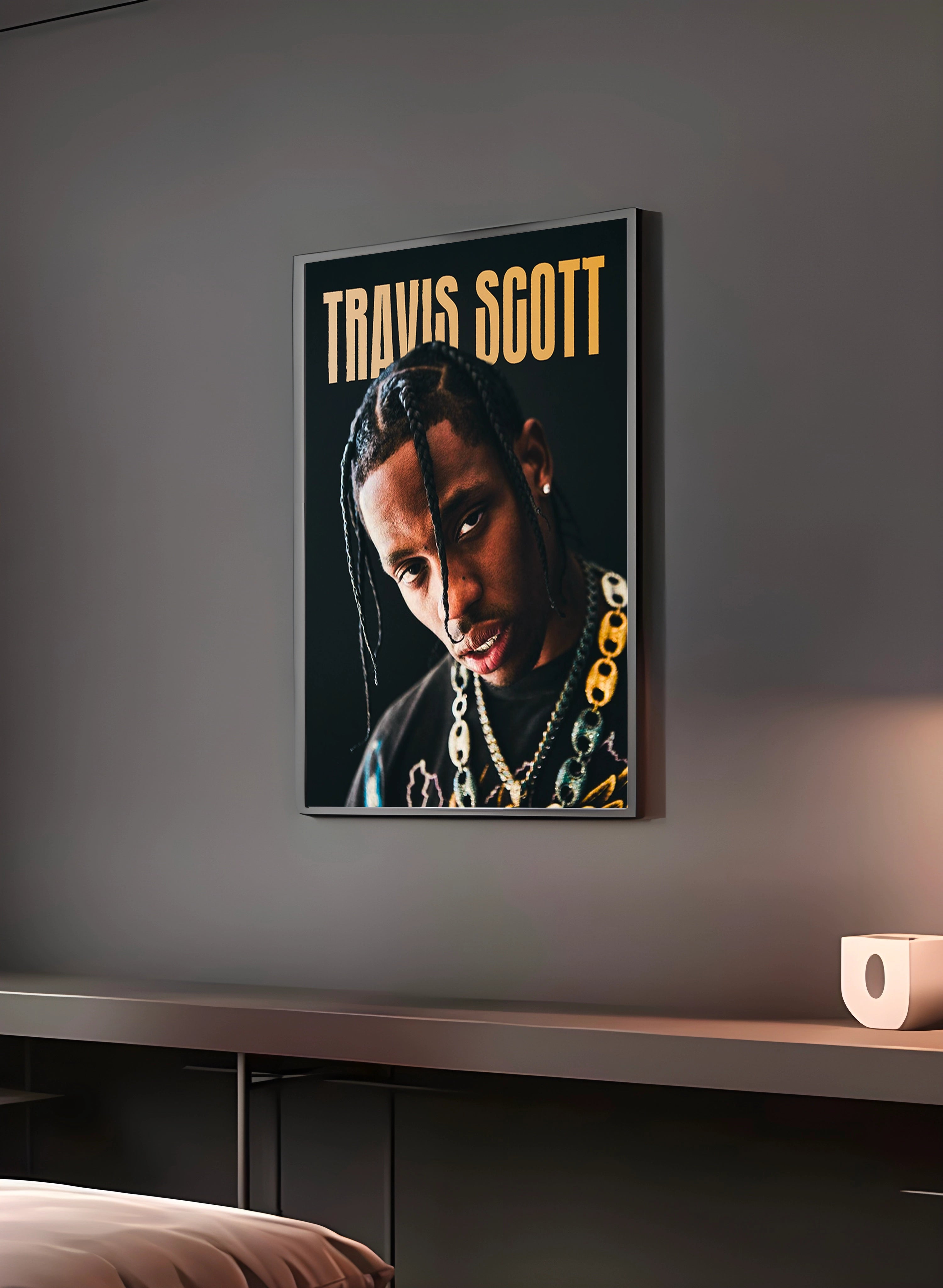 Poster "TRAVIS SCOTT" en perspective 3/4 – dans un cadre, ambiance déco, ton noir