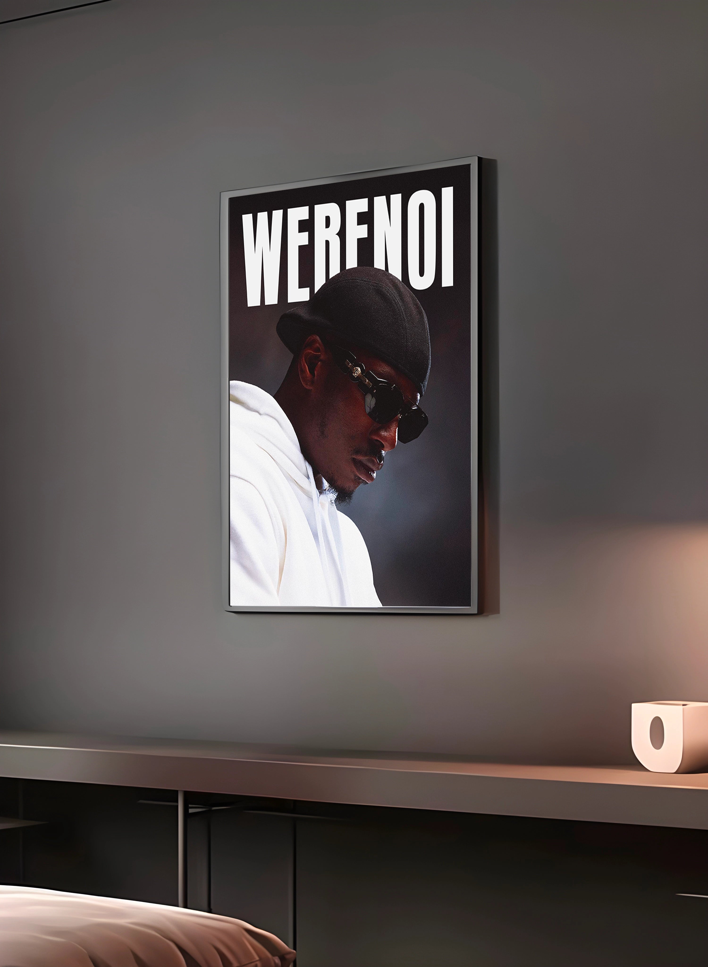 Poster "WERENOI" en perspective 3/4 – dans un cadre, ambiance déco, ton noir