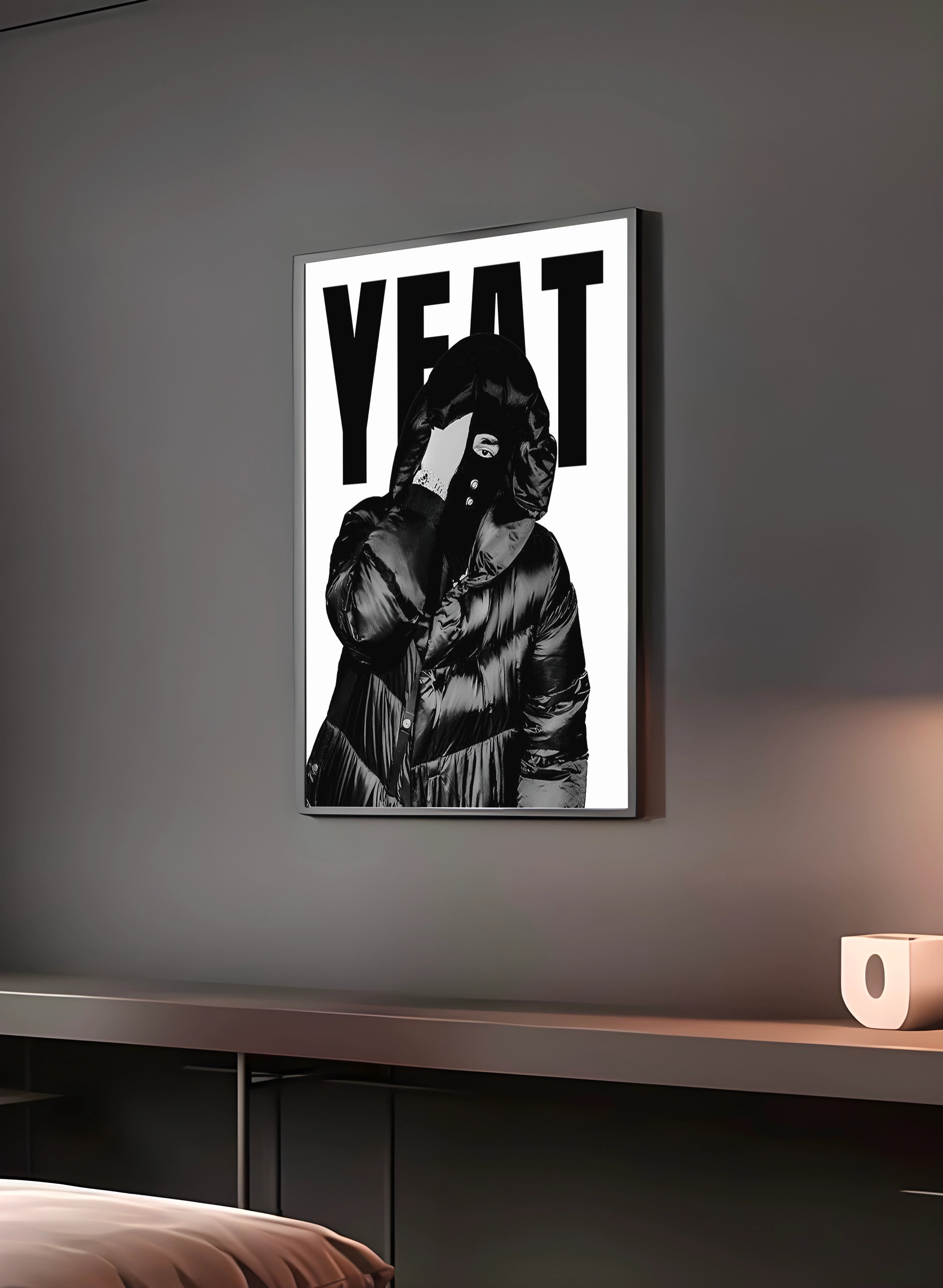 Poster "YEAT" en perspective 3/4 – dans un cadre, ambiance déco, ton blanc