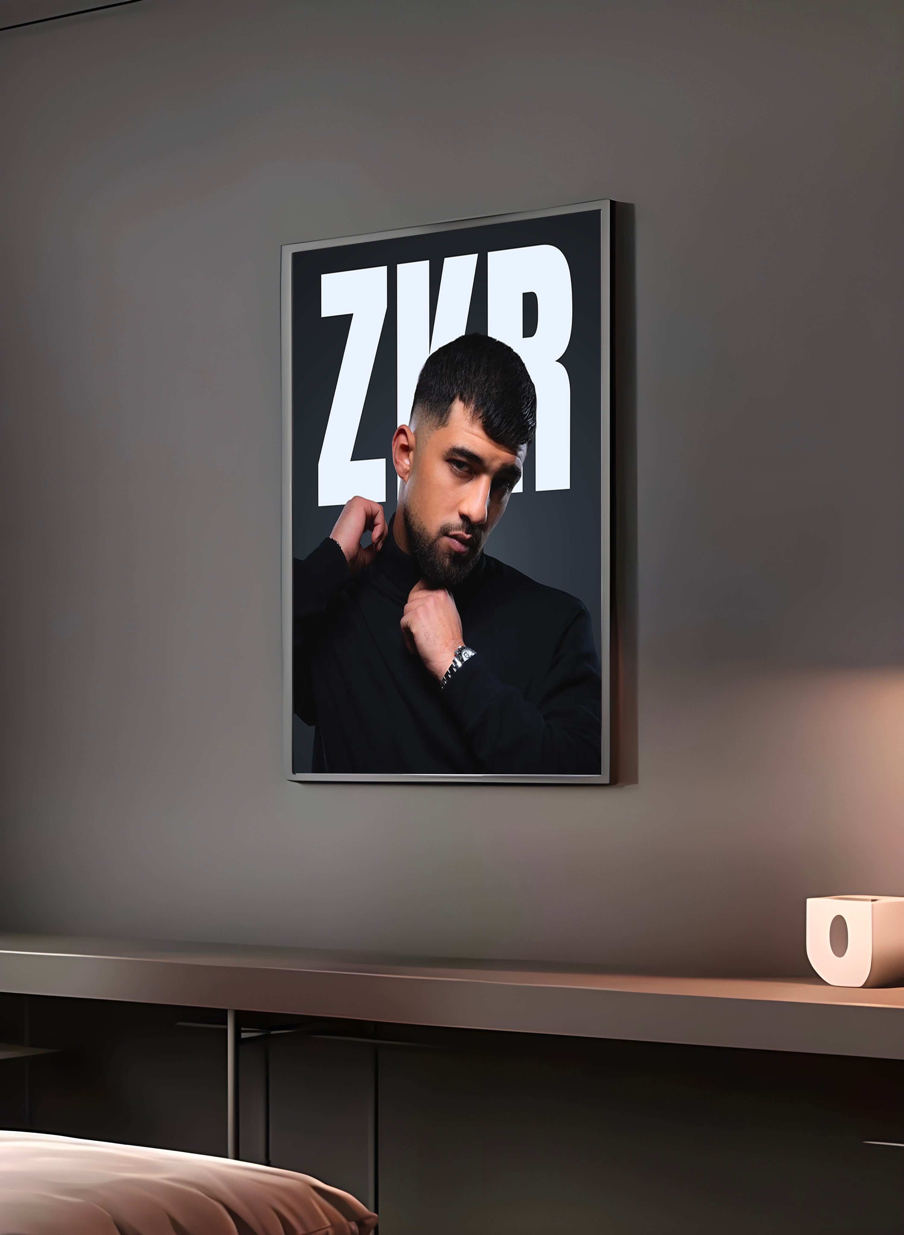Poster "ZKR" en perspective 3/4 – dans un cadre, ambiance déco, ton gris