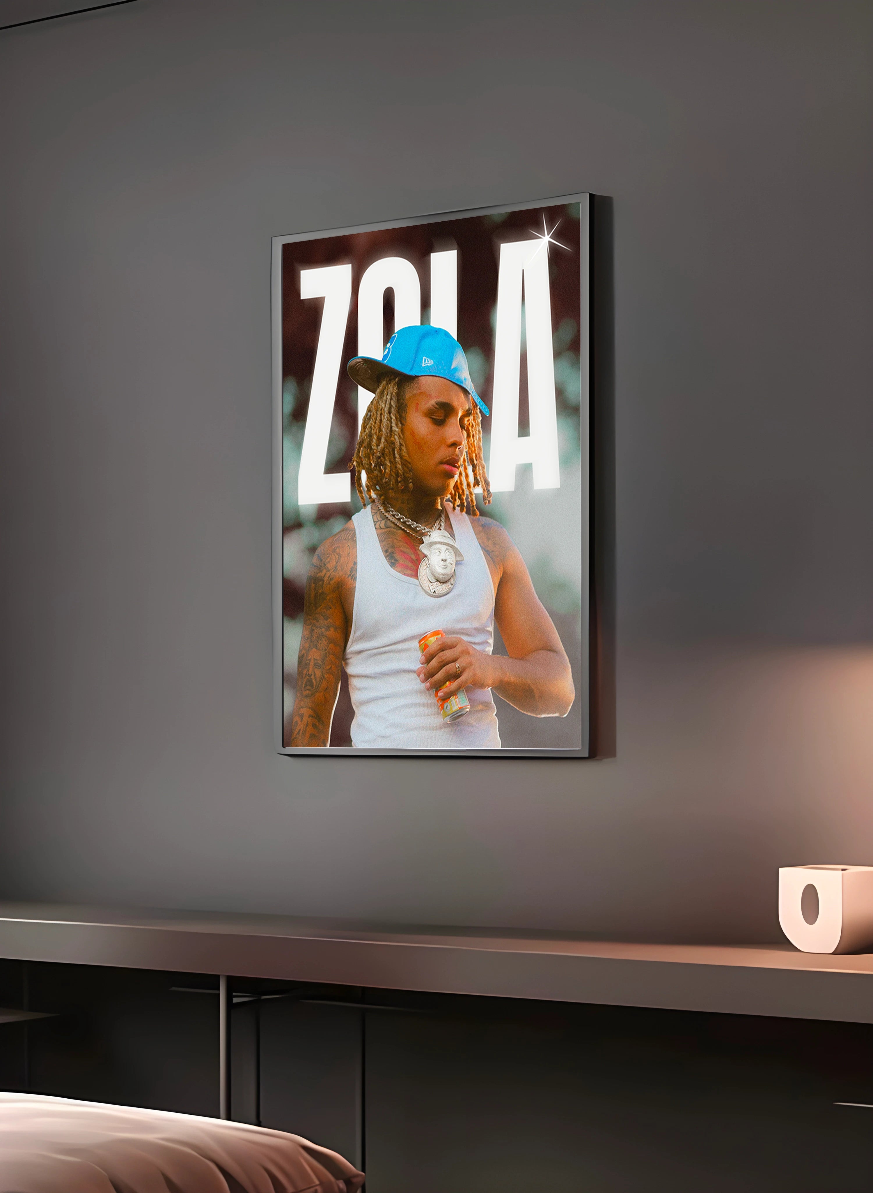 Poster "ZOLA" en perspective 3/4 – dans un cadre, ambiance déco, ton bleu