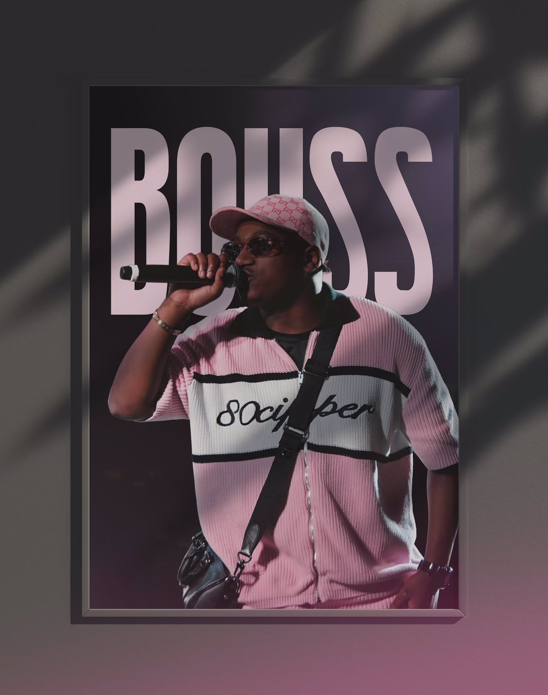 Poster dynamique "BOUSS" – version animée dans cadre, effet vivant, ton rose