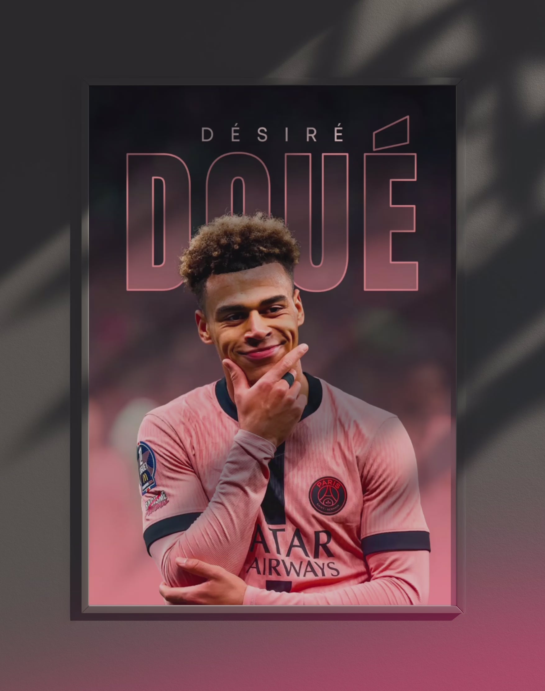 Poster dynamique "DOUÉ" – version animée dans cadre, effet vivant, ton rose 